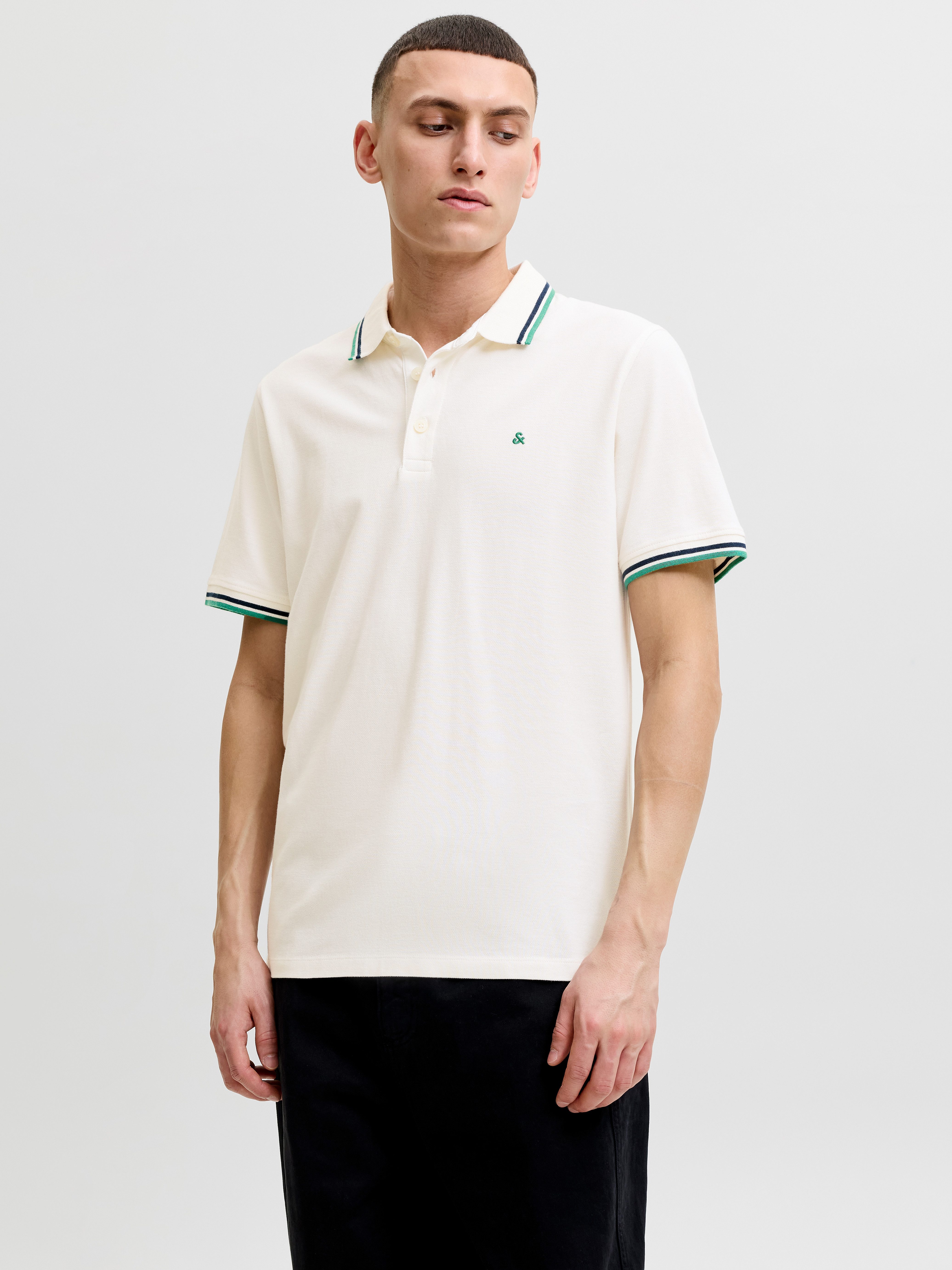 Jack & Jones Poloshirt JJEPAULOS Poloshirt mit klassischem Kragen und figurbetonter Form Logostickerei, modisch, schmal, Baumwolle, Polokragen – Bild 2 von 5