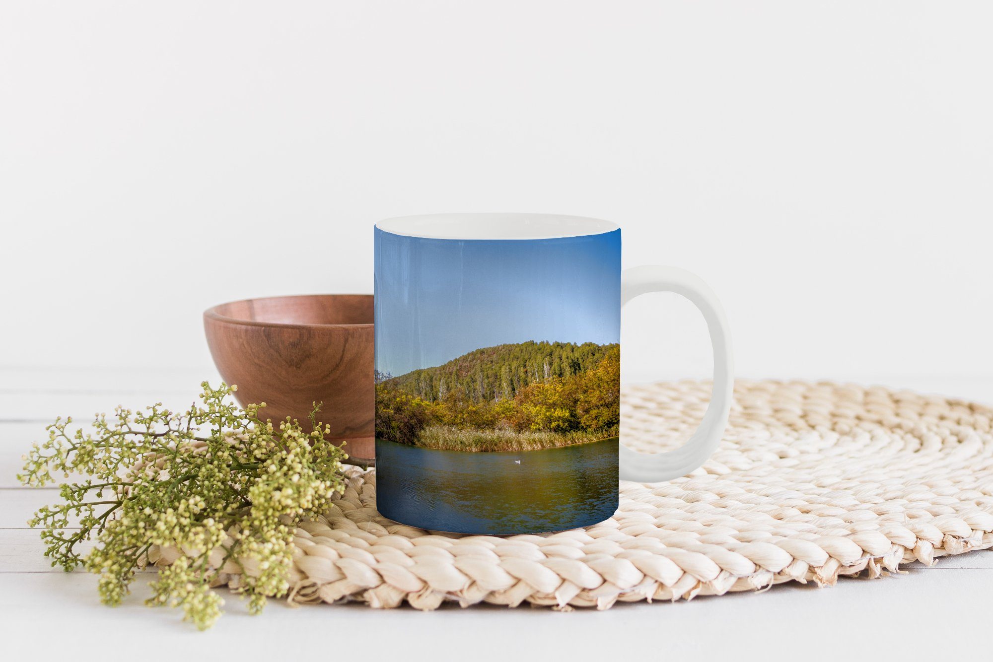 MuchoWow Tasse Die ruhigen Gewässer Teetasse, der Landschaft in des, Becher, Geschenk Nähe Keramik, Teetasse, hügeligen Kaffeetassen, der