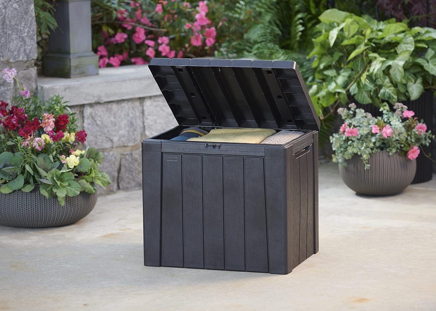 Keter Aufbewahrungsbox Kissenbox Gartenbox Urban Terrassenbox Auflagenbox Kissentruhe 113L, UV-beständiger Kunststoff in Holzoptik, mit Griffmulden