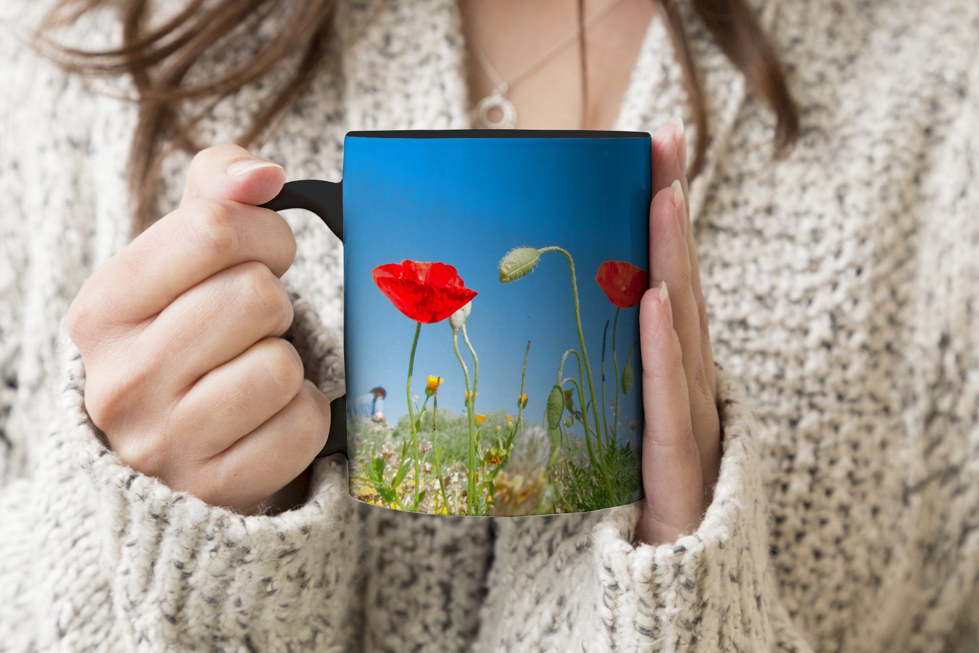 MuchoWow Tasse Rote Mohnblumen unter strahlend Farbwechsel, einem Keramik, Geschenk blauen Kaffeetassen, Türkei, Teetasse, der Zaubertasse, in Himmel
