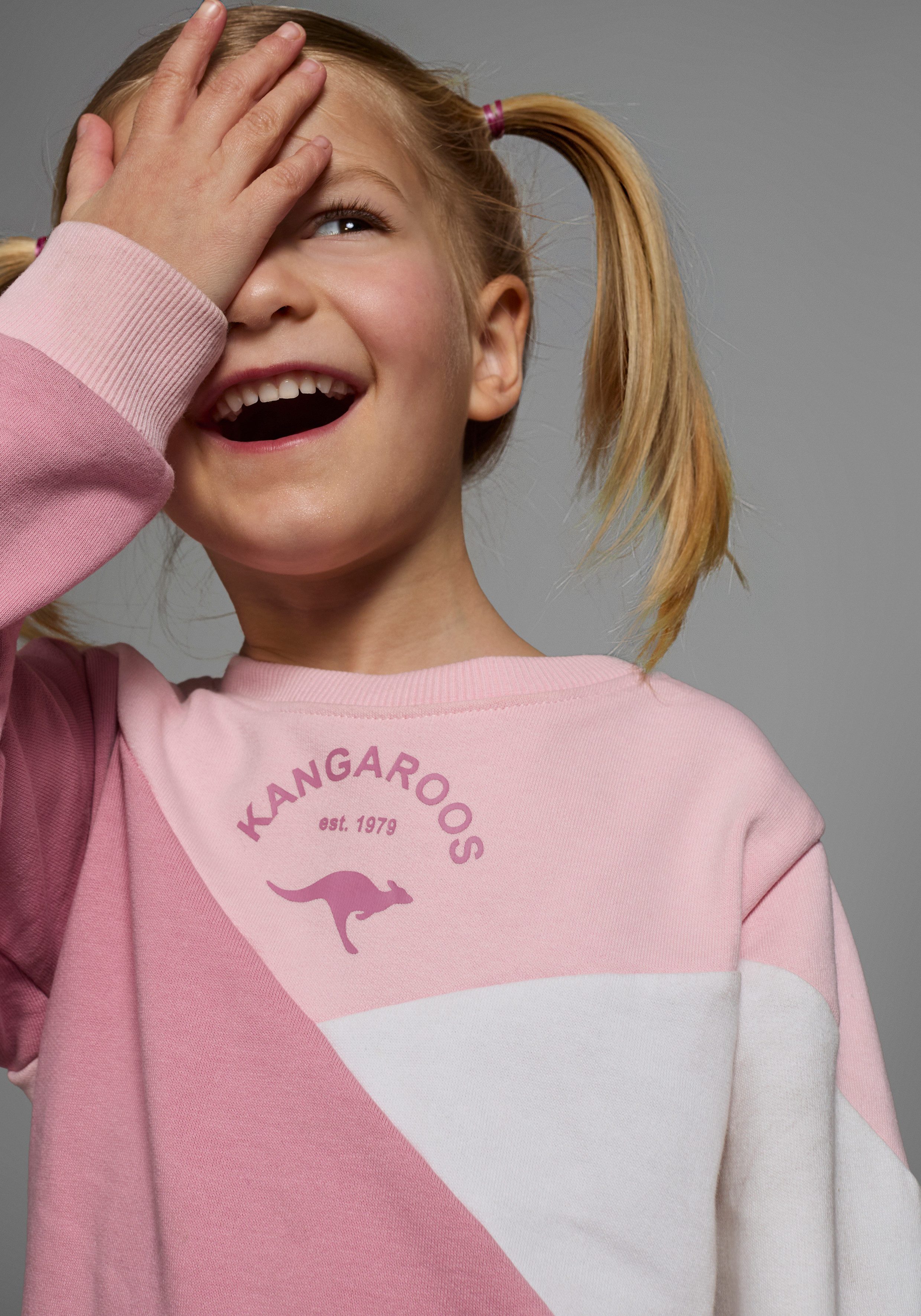 KangaROOS Sweatshirt Colorblocking für kleine Mädchen Langarm, hüftlang, lockere Passform, mit Logodruck