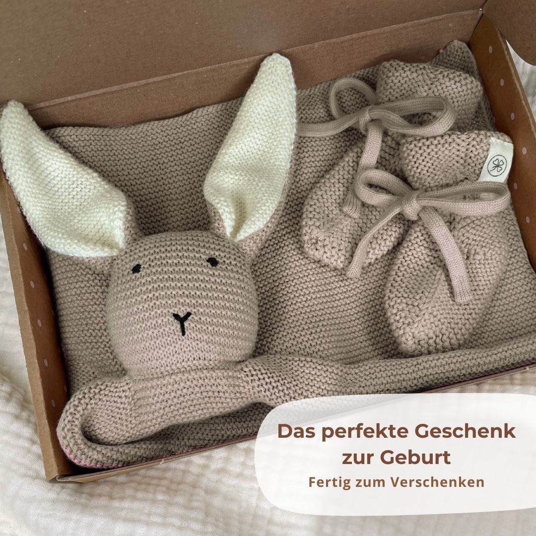 DIKOS Kuscheltuch SCHMUSE-Hase mit Söckchen 100% Bio-Baumwolle PREMIUM Geschenkset, (Strick-Set, Schnuffeltuch mit süßem Hasen - perfekt als erster Kuschelfreund), Geschenk zur Geburt, Babygeschenk, Erstausstattung Neugeborene