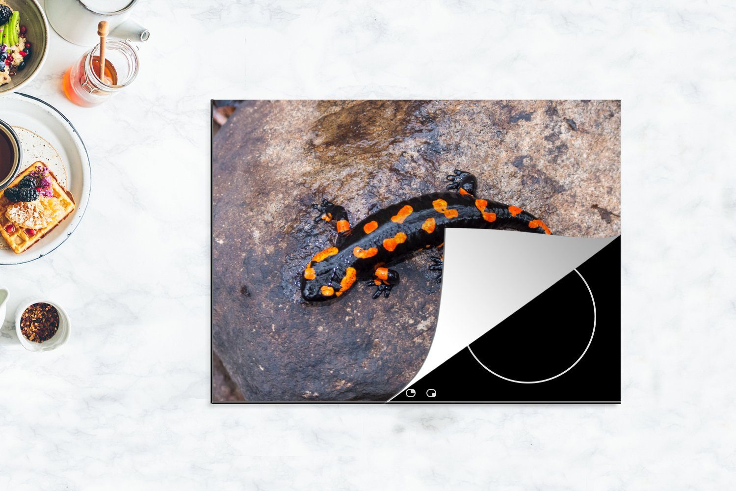 MuchoWow Herdblende-/Abdeckplatte Schwarz-orange Salamander auf 70x52 cm, Arbeitsfläche nutzbar, Mobile Stein, tlg), (1 Ceranfeldabdeckung Vinyl