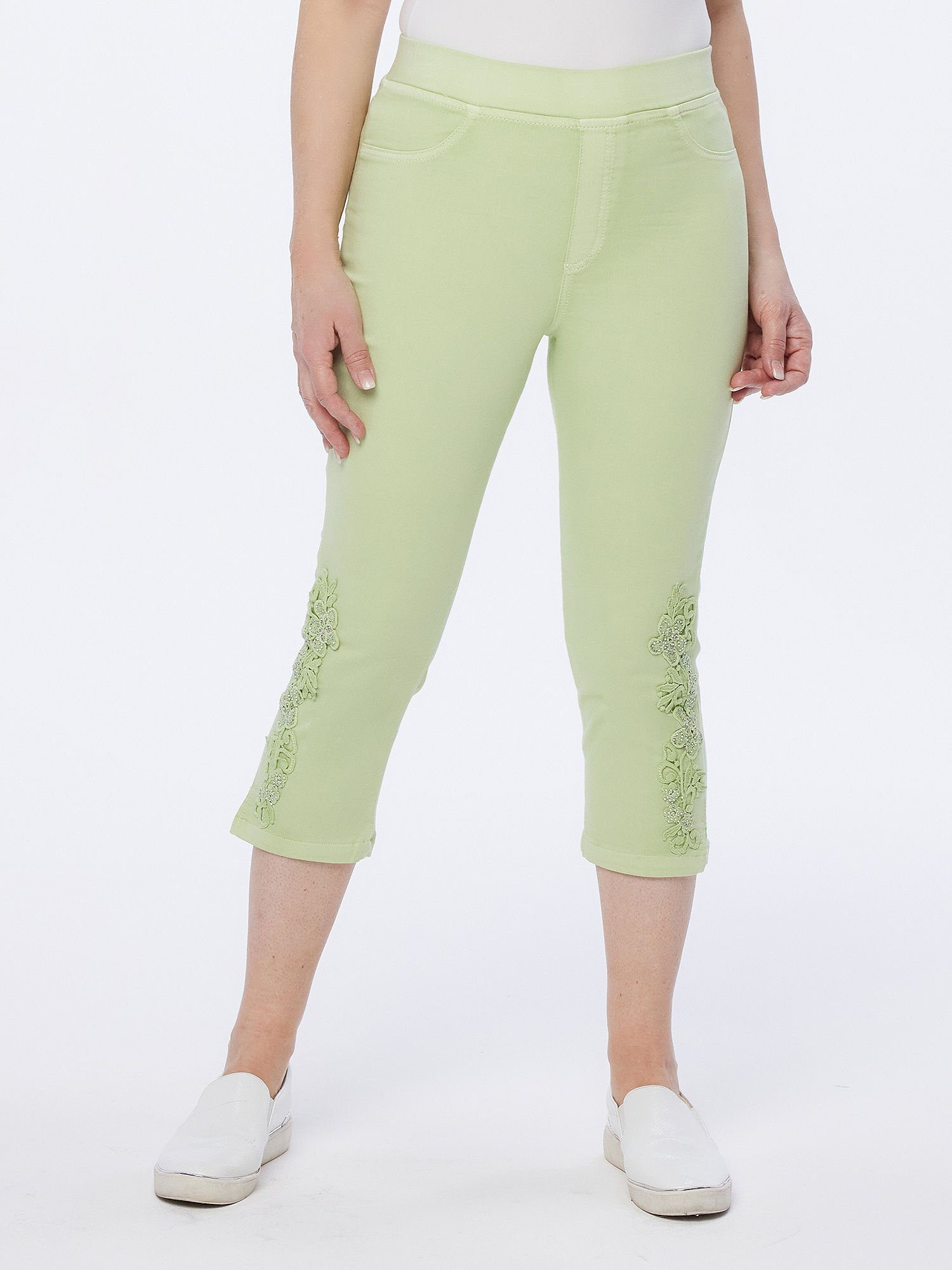 Body Needs Sweatjeans Caprihose figurumspielend mit toniger Stickerei