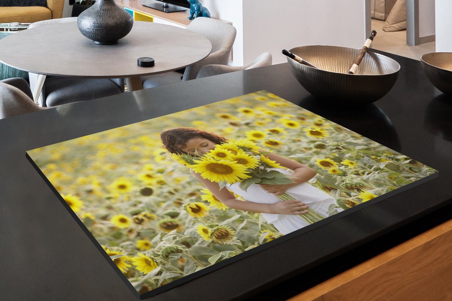 küche, MuchoWow Vinyl, Induktionskochfeld die Blumenstrauß cm, (1 81x52 für Schutz Ceranfeldabdeckung tlg), einem aus Mädchen Herdblende-/Abdeckplatte Sonnenblumen, mit