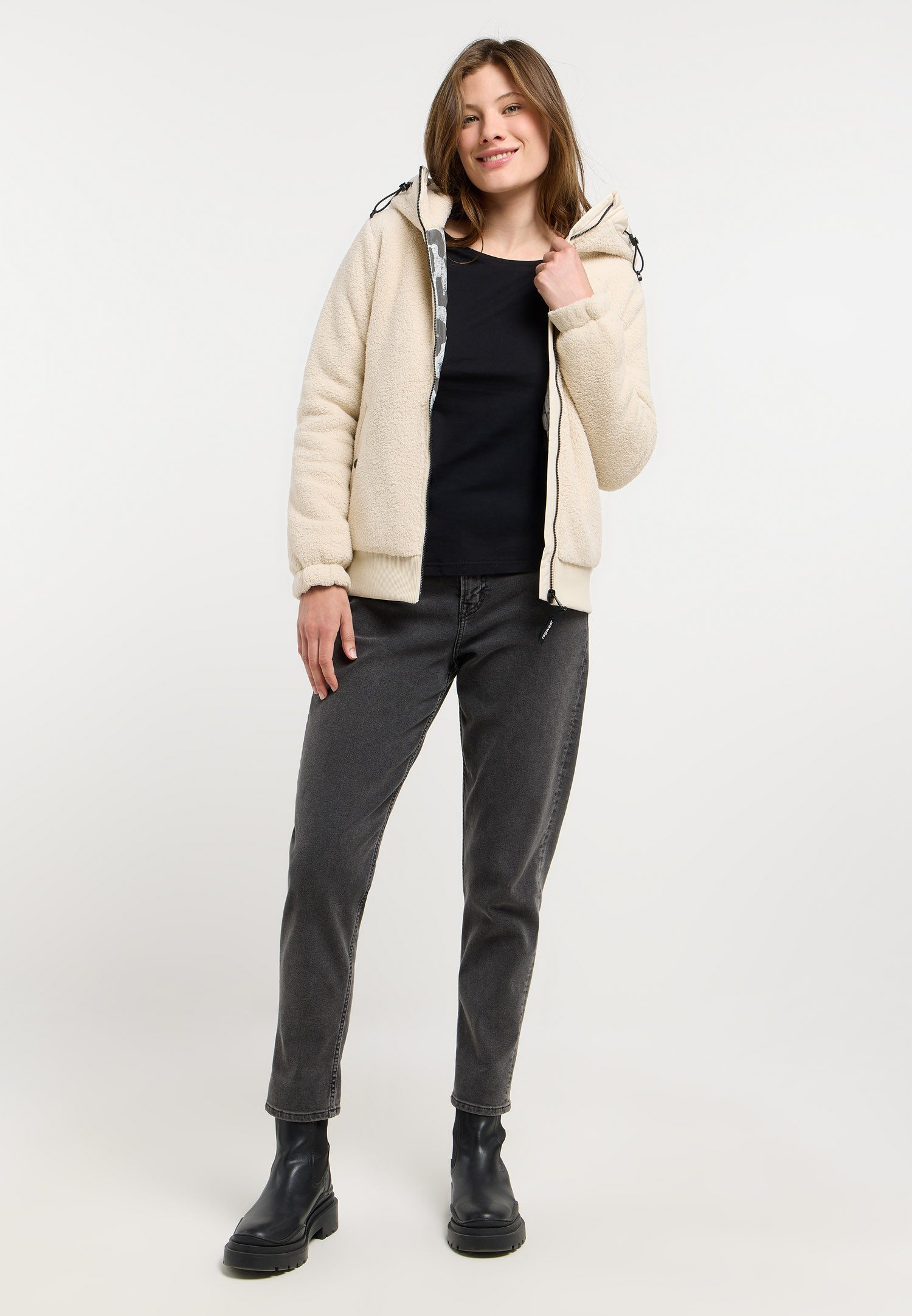 Ragwear Fleecejacke COUSY SHORT hüftlange Länge, mit Reißverschluss, figurumspielende Passform
