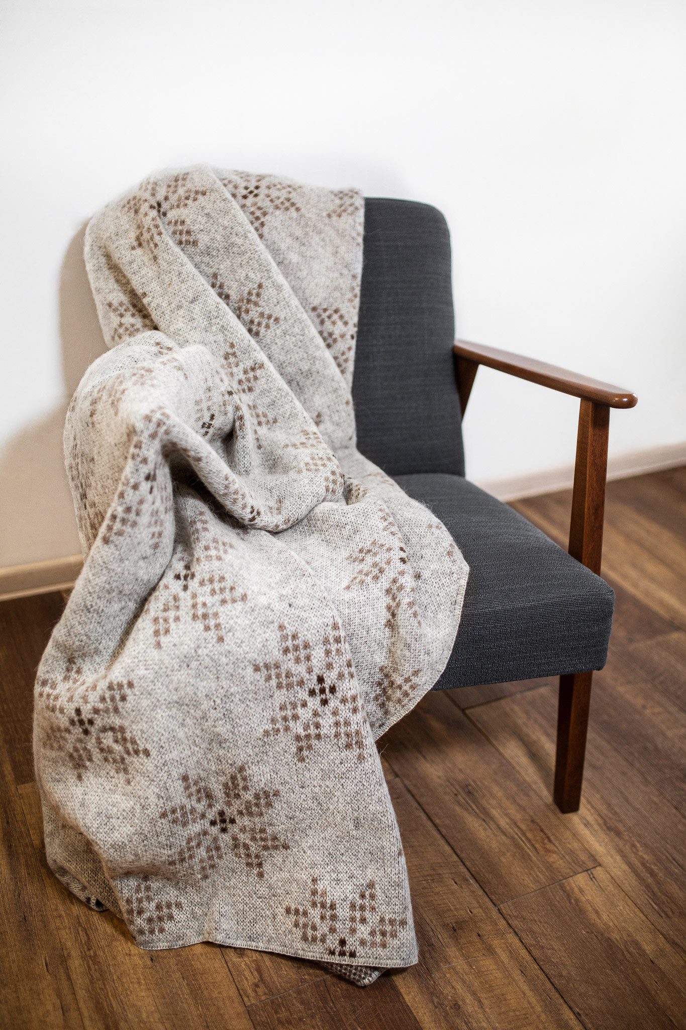 Wolldecke - Nordische Strickdecke mit Muster 8-blättrige Rose - beige braun, Lín Design, - aus rauer isländischer Wolle