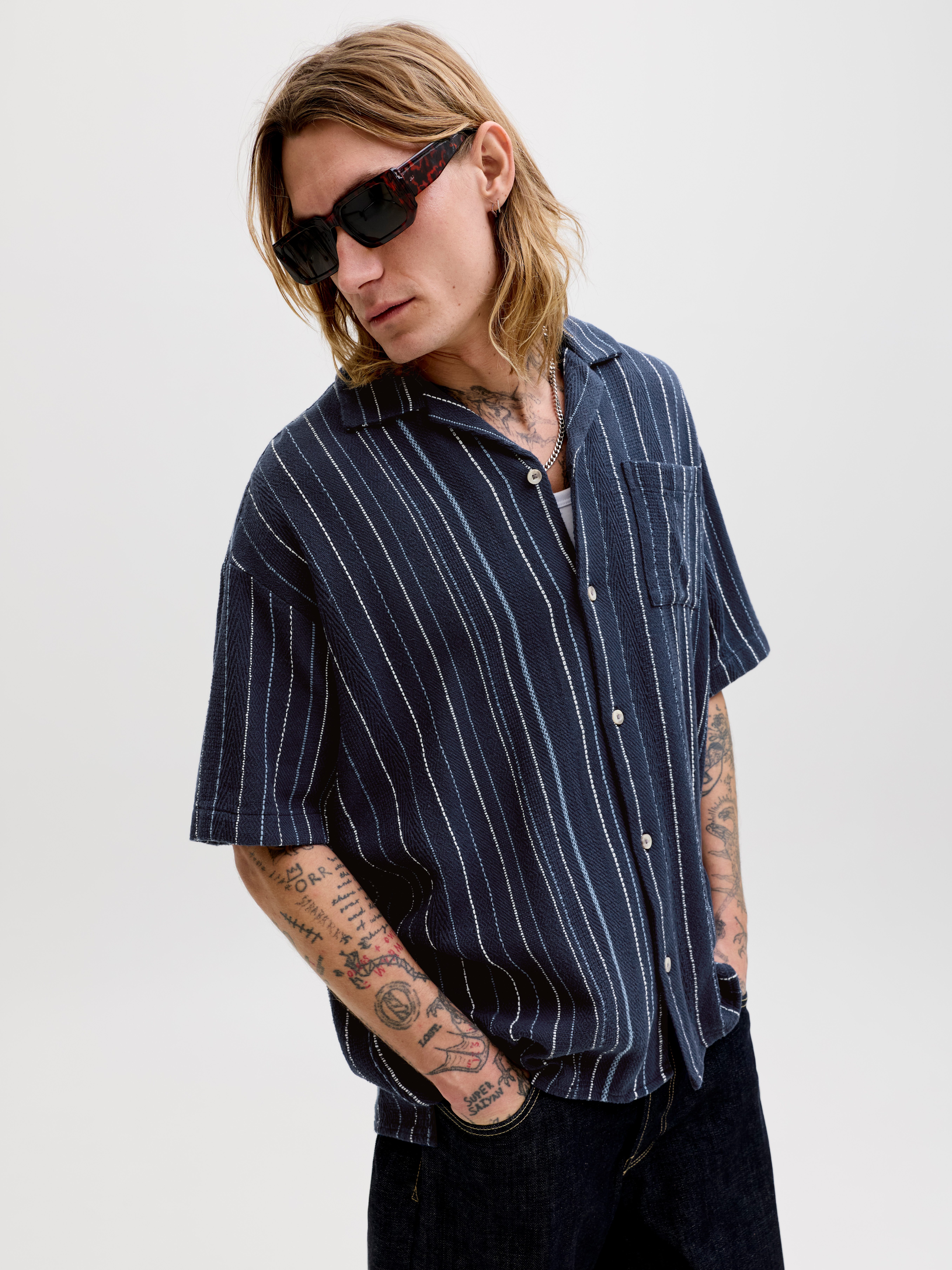 Jack & Jones Kurzarmhemd JJEBRADLEY STRIPED RESORT SHIRT SS LN Baumwolle, loose fit