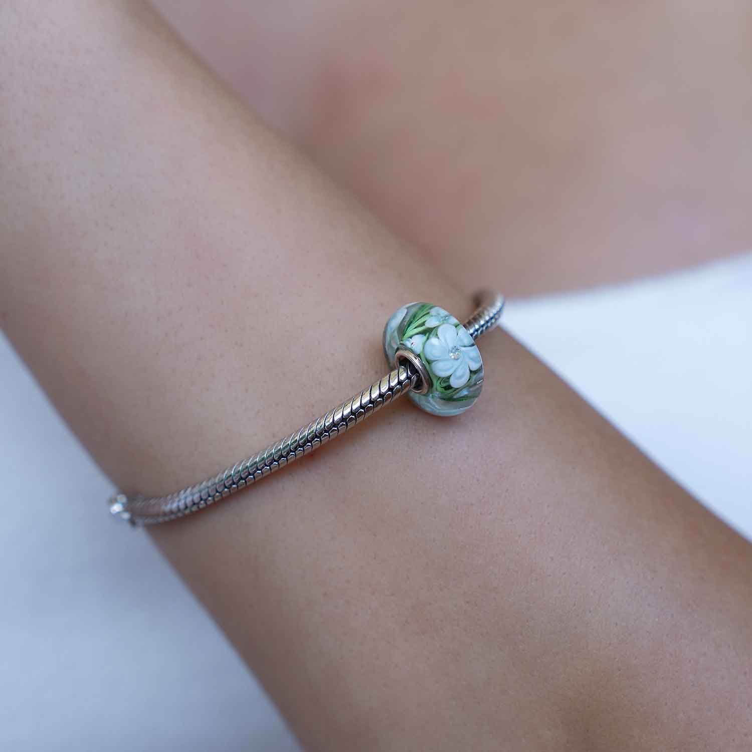 Materia Bead Glas Charm Blumen Blüten Blau und Grün mit Zirkonia 1219, Kern aus 925 Sterling Silber