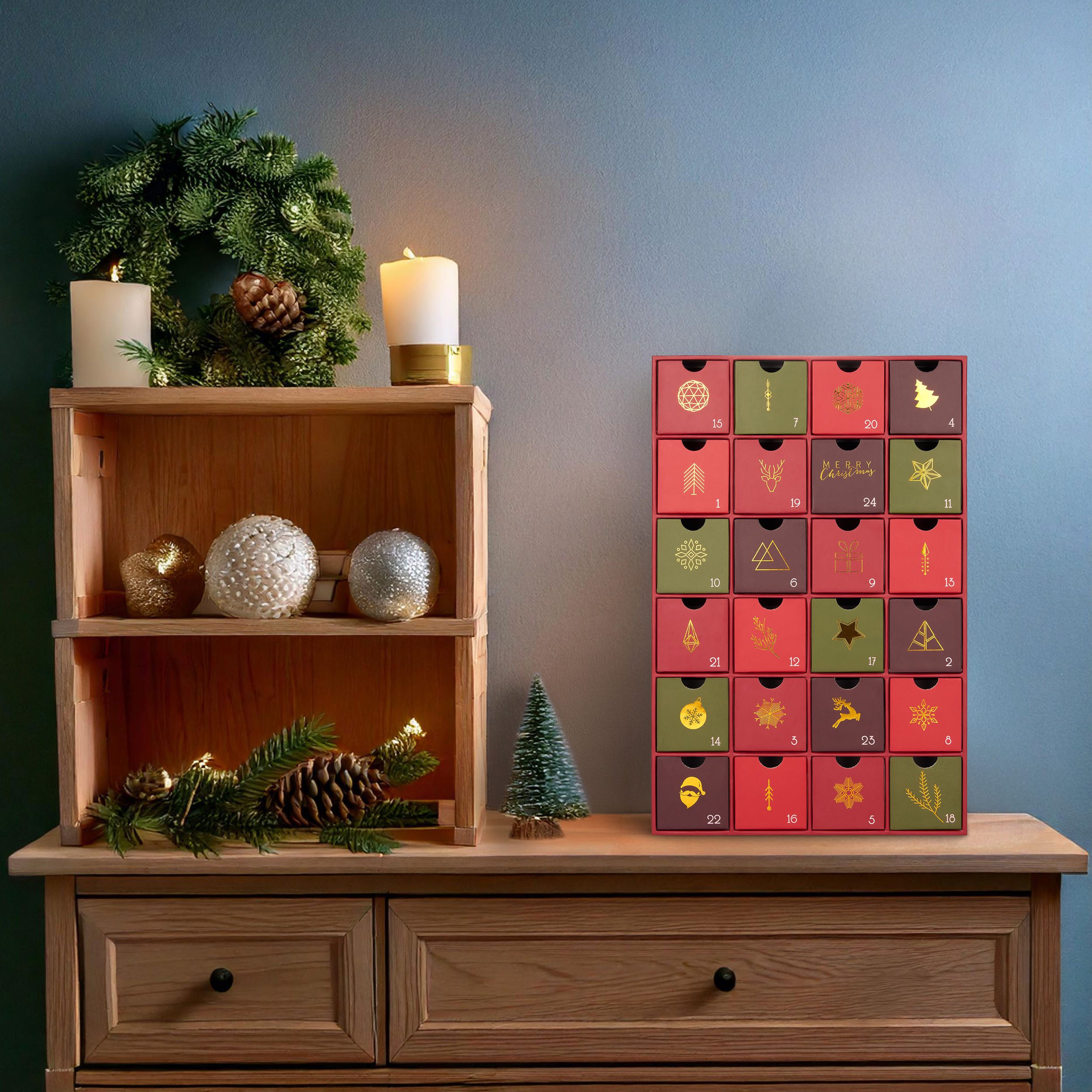 BRUBAKER befüllbarer Adventskalender DIY Weihnachtskalender mit 24 Türchen zum Befüllen - Rot Grün Gold (Traditionelles Weihnachten, 1-tlg), Kalender für Gutscheine Süßigkeiten 39 cm Pappe