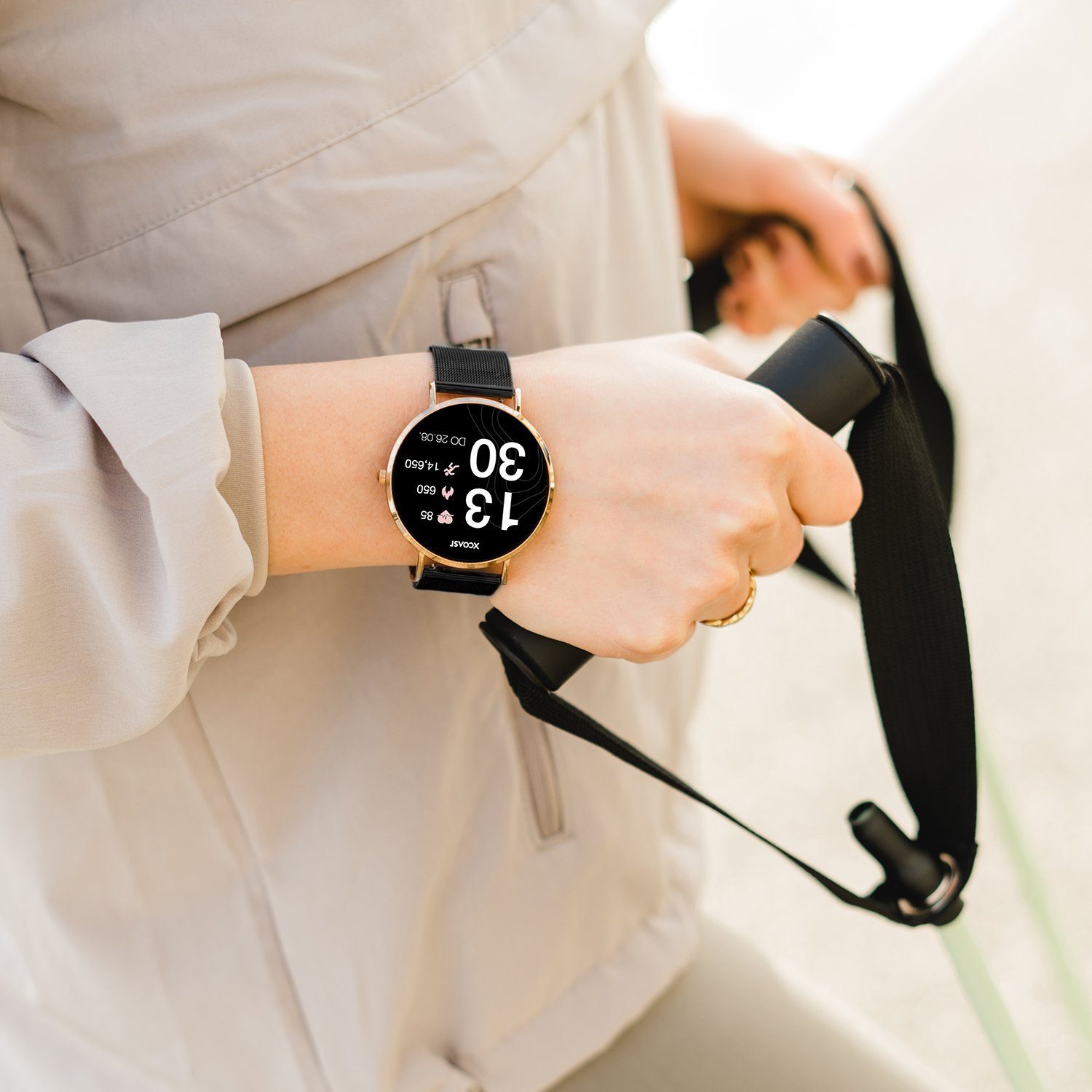 XCOAST SIONA 2 Damen Smartwatch (4,2 cm/1,3 Zoll, iOS und Android) Kostenloses Zusatzarmband enthalten / Gehäuse Rosegold (hell), 4-tlg., - 2in1 PROMOPACK (enthält 2 Mesh Armbänder: Schwarz und Rosegold) -, Wasserdicht/Flach/Puls/Blutdruck/Blutsauerstoff/Sport/Elegant
