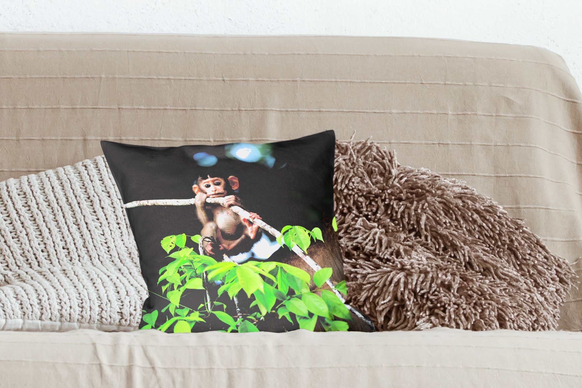 Affe Junger für Wohzimmer, Deko, mit MuchoWow Schlafzimmer, Zierkissen Sofakissen Füllung Dekokissen einem Ast, hängt an