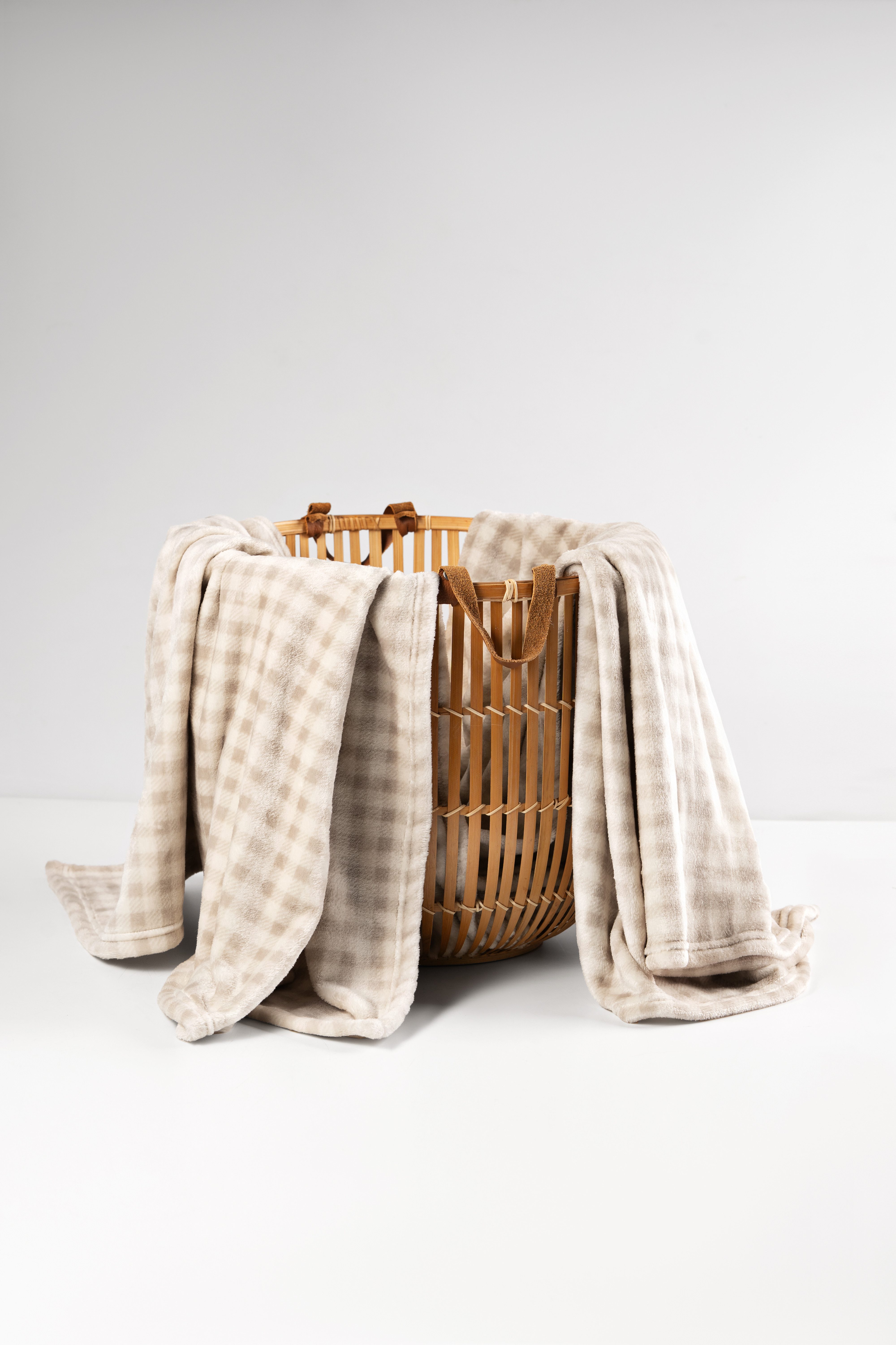 Wohndecke Kuscheldecke in Beige mit feiner Karostruktur 150 x 200 cm, Mademoiselle Sommeil, Extra weich & warm, Sofadecke aus Polyester, pflegeleicht & langlebig