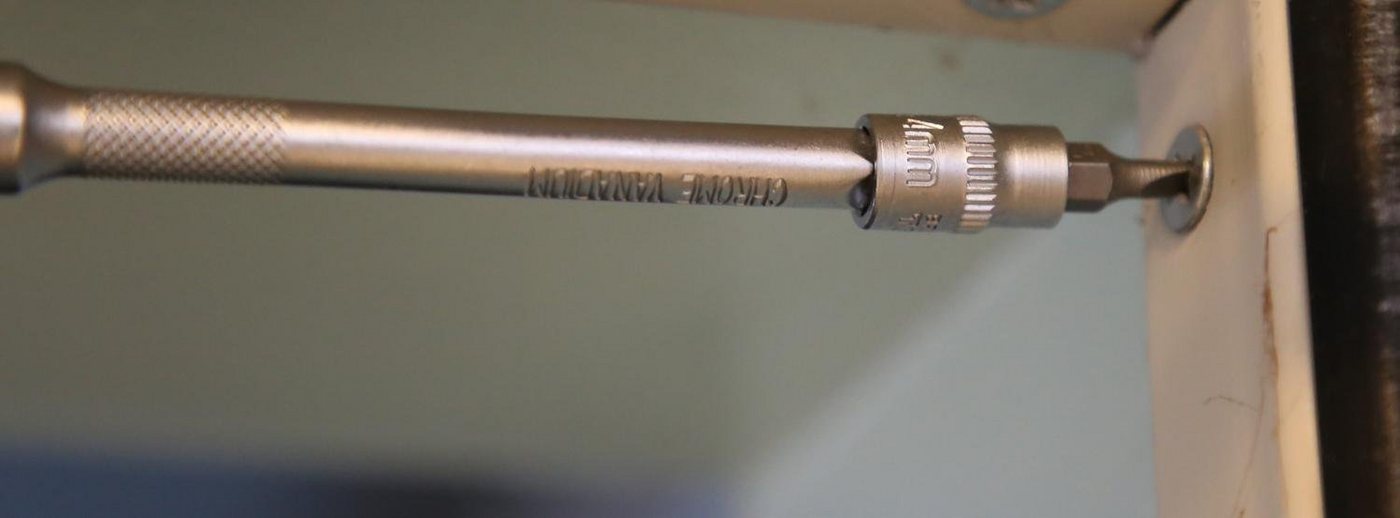 Thumbnail - Brilliant Tools Bohrer- und Bitset 1/4" Schlitz Bit-Stecknuss, 0,8 x 4 mm
