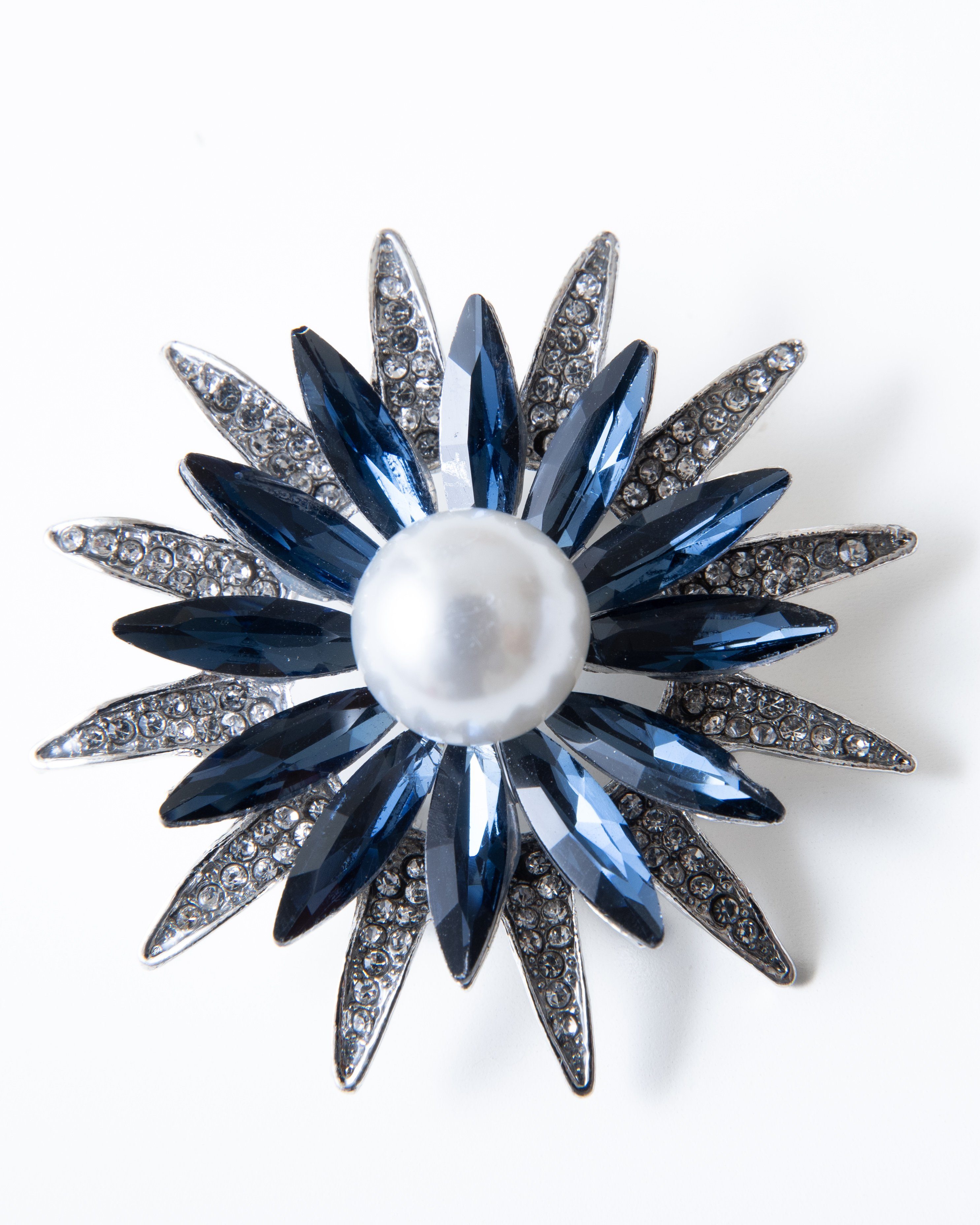 MayTree Brosche "Sommerblüte", blau mit Strass und einer Zierperle (Stück, 1-tlg), Metallbrosche mit Glassteinen, Strass und einer Zierperle