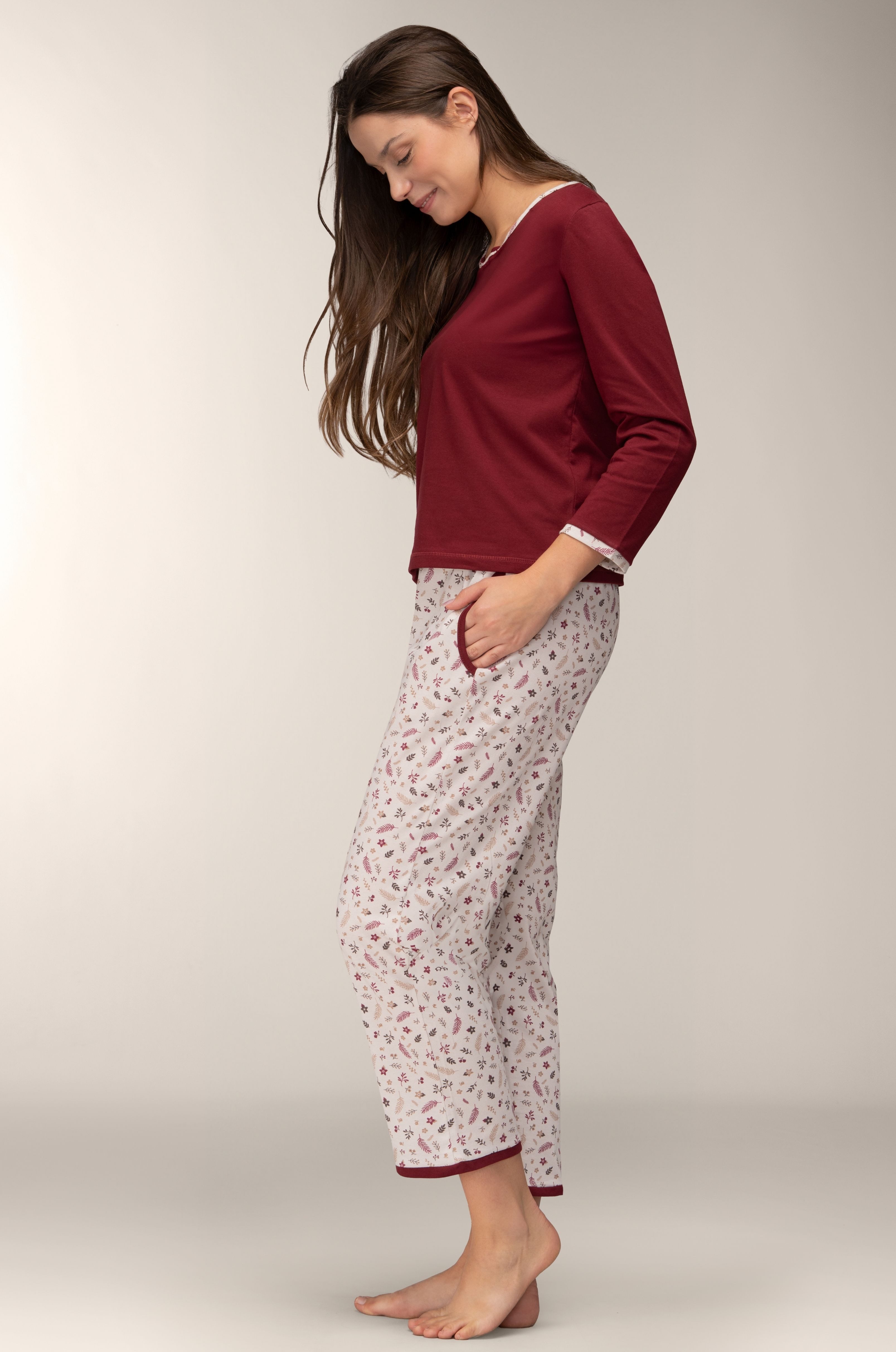Mademoiselle Sommeil Capri-Pyjama Damen Schlafanzug mit Bordeaux Oberteil & floraler Hose 100% Baumwolle, Taschen, 7/8-Bein
