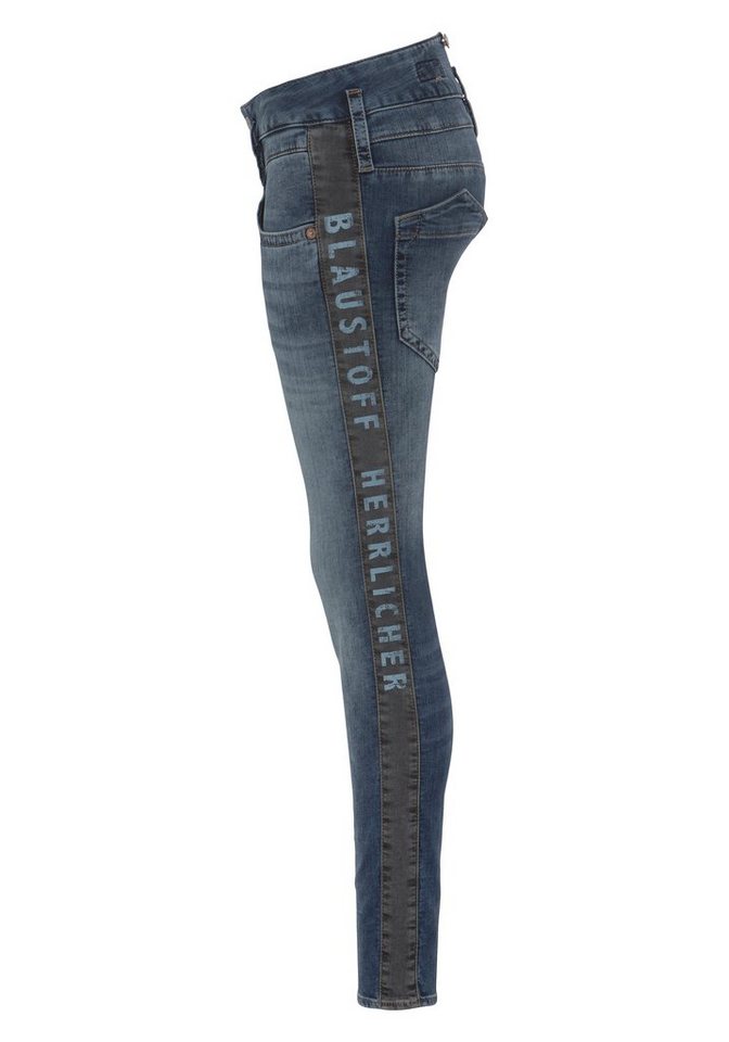 Herrlicher Slim-fit-Jeans PITCH SLIM STRIPE JOGG DENIM im Athleisure Trend  Design, Tiefsitzende asymmetrische Gesäßtaschen sorgen für einen leichten  Push-up-Effekt