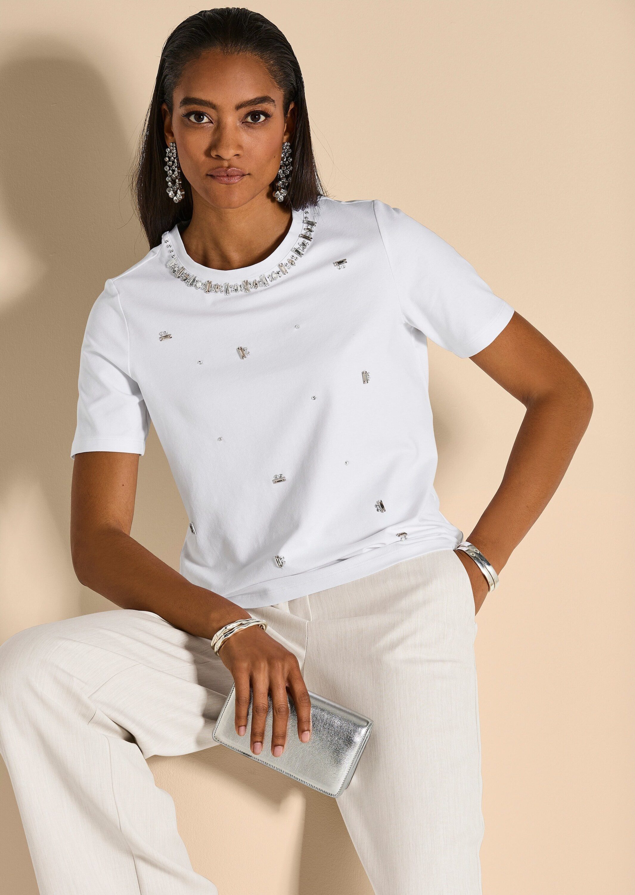 MADELEINE Kurzarmshirt Elegantes Shirt mit Strassakzenten Rundhals, tailliert, Halbarm
