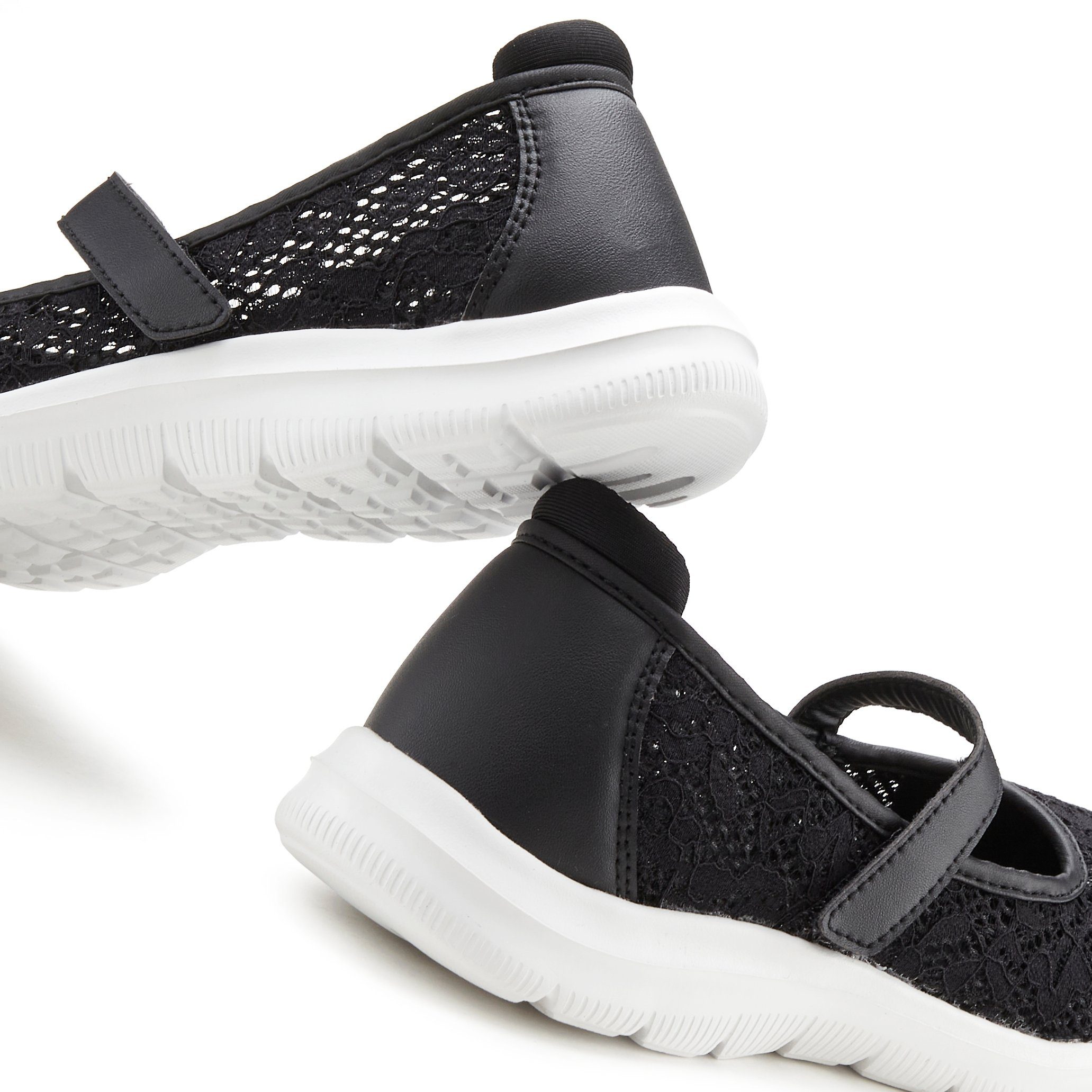 LASCANA Slip-On-Sneaker, Freizeitschuh, Slipper Halbschuh superleicht und bequem mit modischer Spitze VEGAN