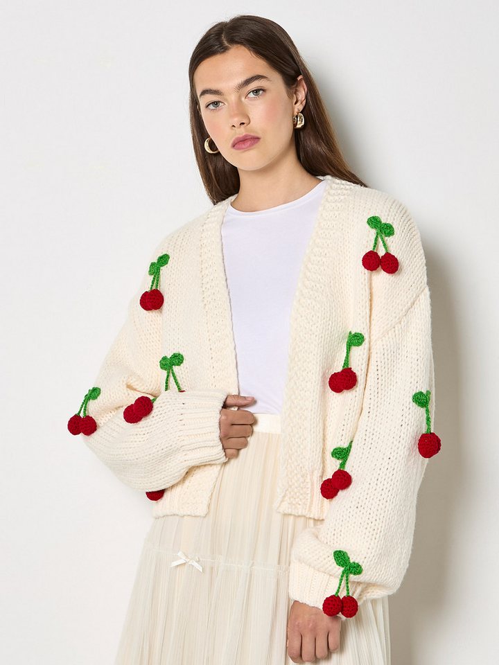 Apricot Cardigan Grobe Strickjacke mit Kirschmuster und Häkelverzierung
