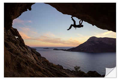 Posterlounge Wandfolie Editors Choice, Kletterer in einer Höhle bei Sonnenuntergang, Fotografie