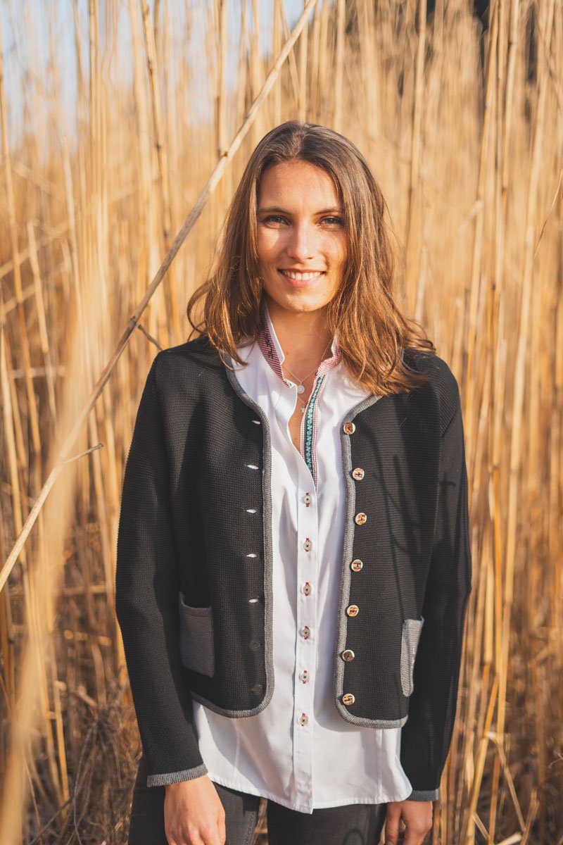 OS Trachten Strickjacke Enkeyo Trachtenjacke mit aufgesetzten Taschen, Hirsch-Stick auf linker Brust – Bild 5 von 5