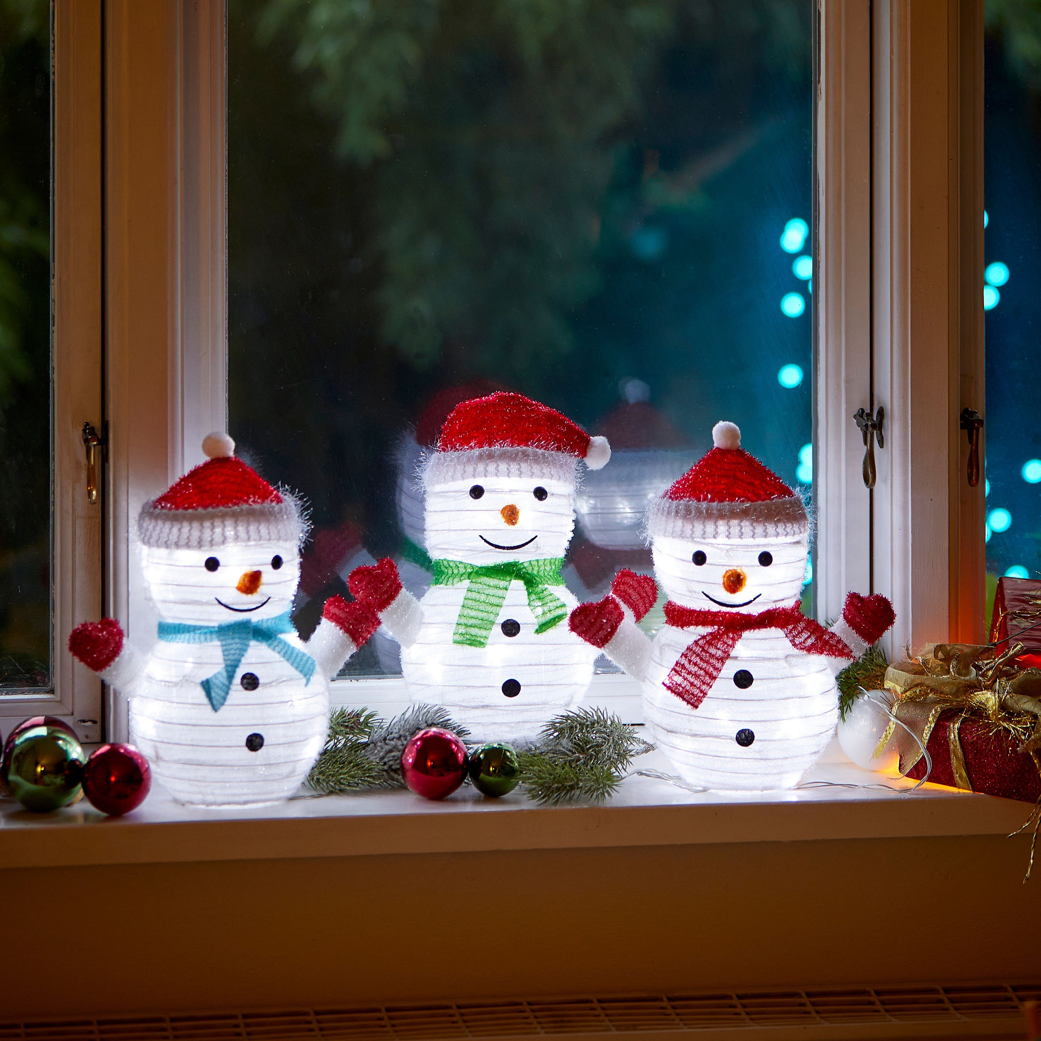 Northpoint Weihnachtsfigur LED Weihnachtsfiguren mit integriertem Timer 3er Set Schneemann, zusammenfaltbar für Innen und Außen Gartendekoration Winterdekoratio – Bild 4 von 5