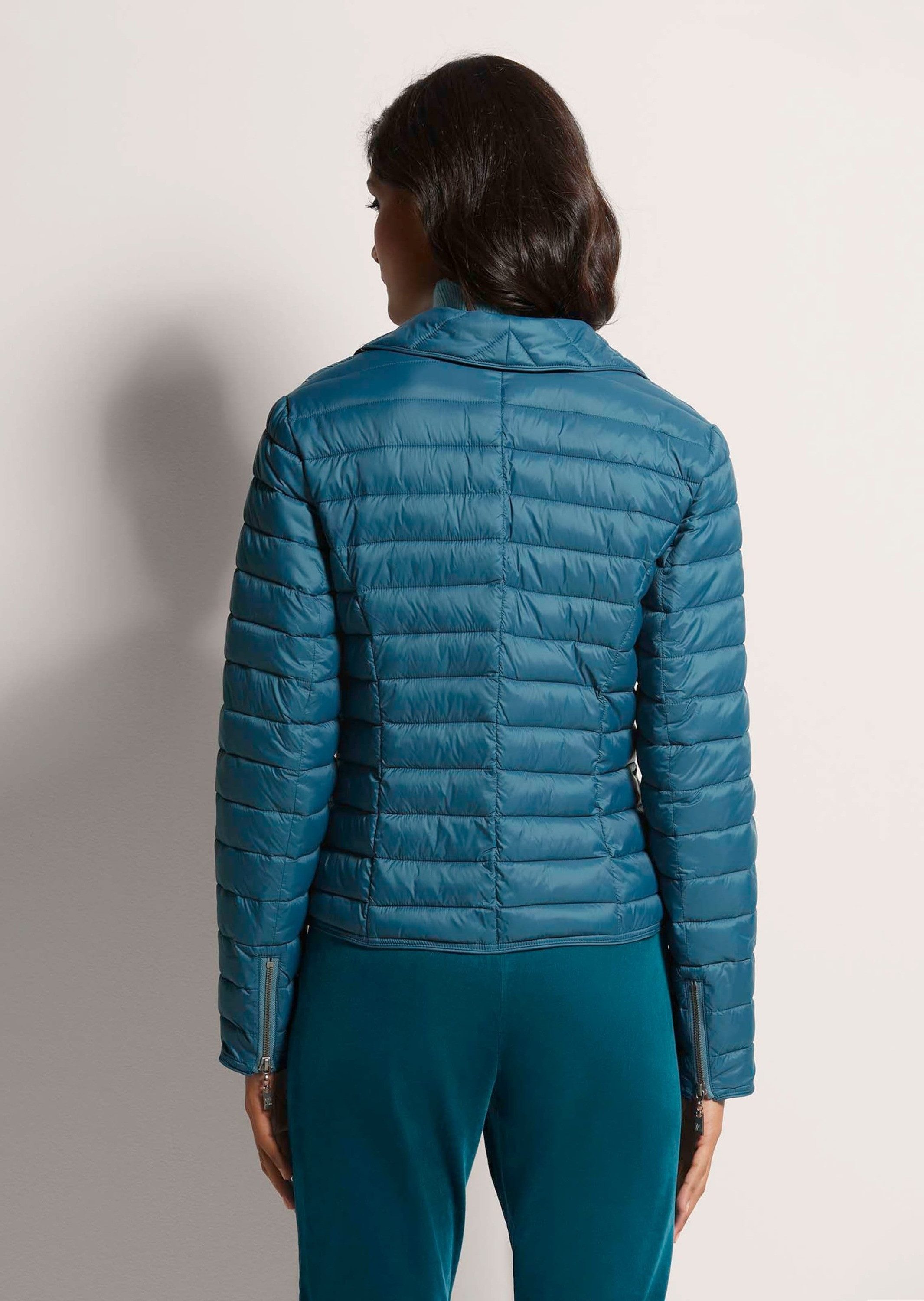 MADELEINE Steppjacke Wattierte Damenjacke mit sportivem Touch Taillierte Jacke mit Reverskragen, Zweiwege-Reißverschluss