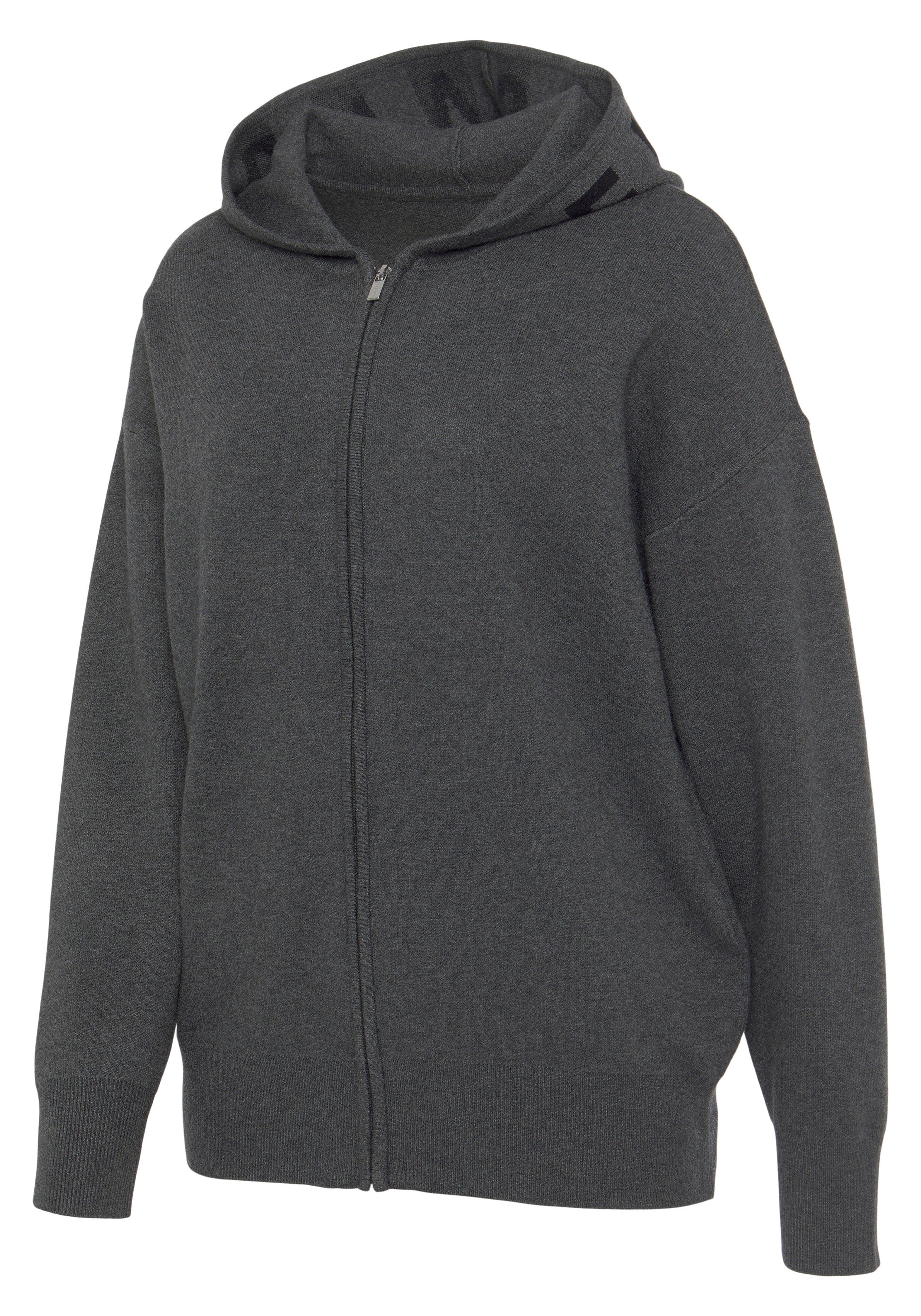 Elbsand Strickjacke aus hochwertigen Strick und eingestricktem Logo, Loungewear – Bild 5 von 5