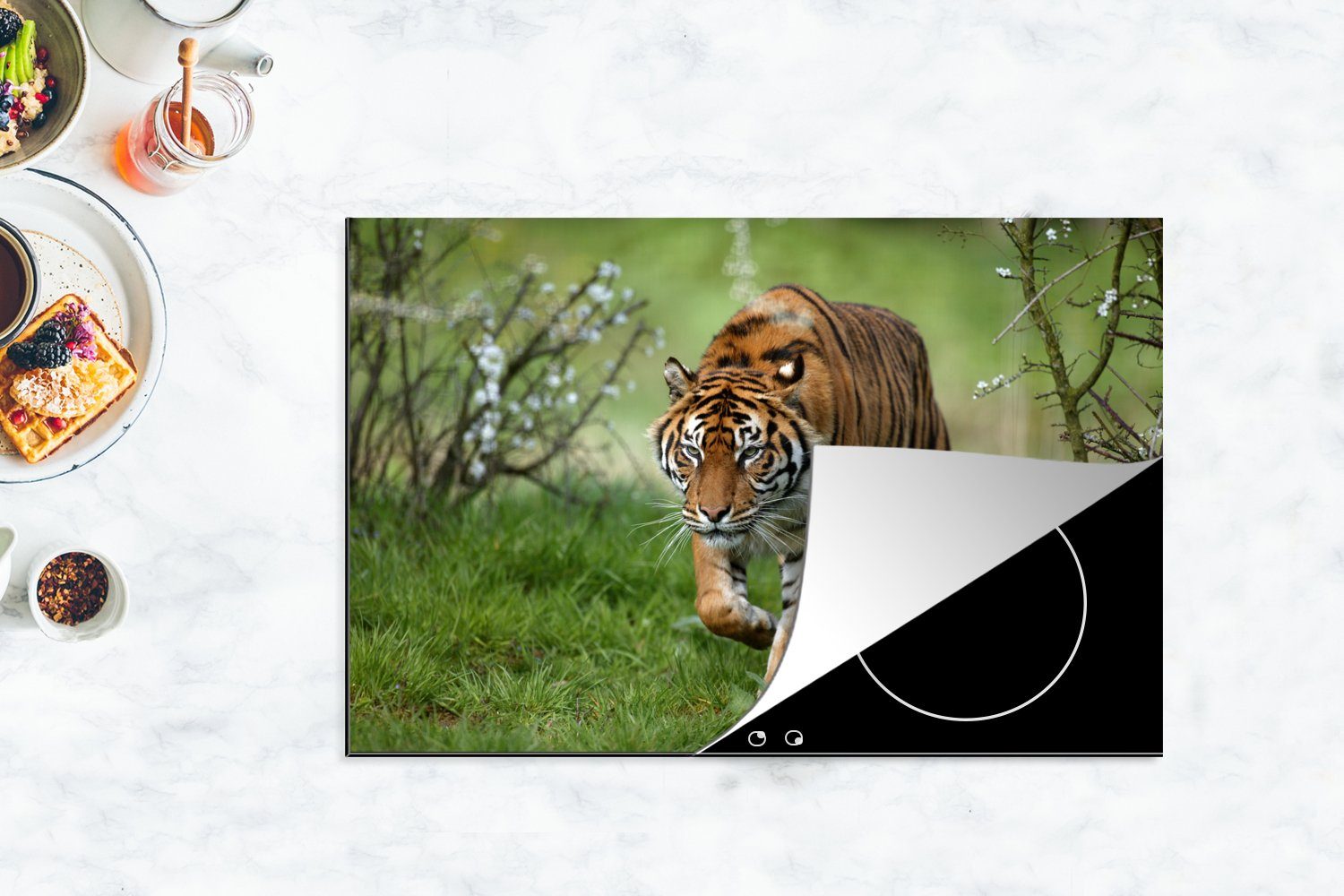 küche, für Induktionskochfeld Nahaufnahme MuchoWow tlg), Ceranfeldabdeckung eines 81x52 Herdblende-/Abdeckplatte Sumatra-Tigers, die Schutz (1 cm, Vinyl,
