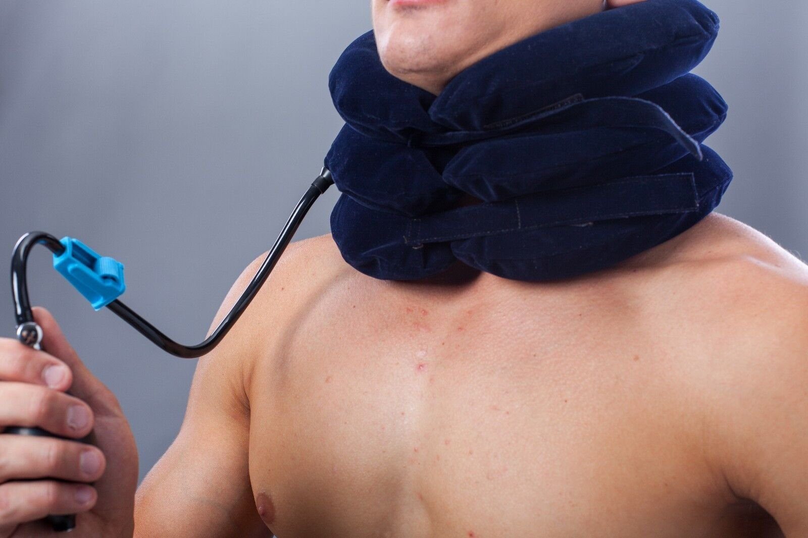 Lorey Medtec Nackenbandage Aufblasbare Nackenstütze mit Handpumpe – ergonomisch, Unisex