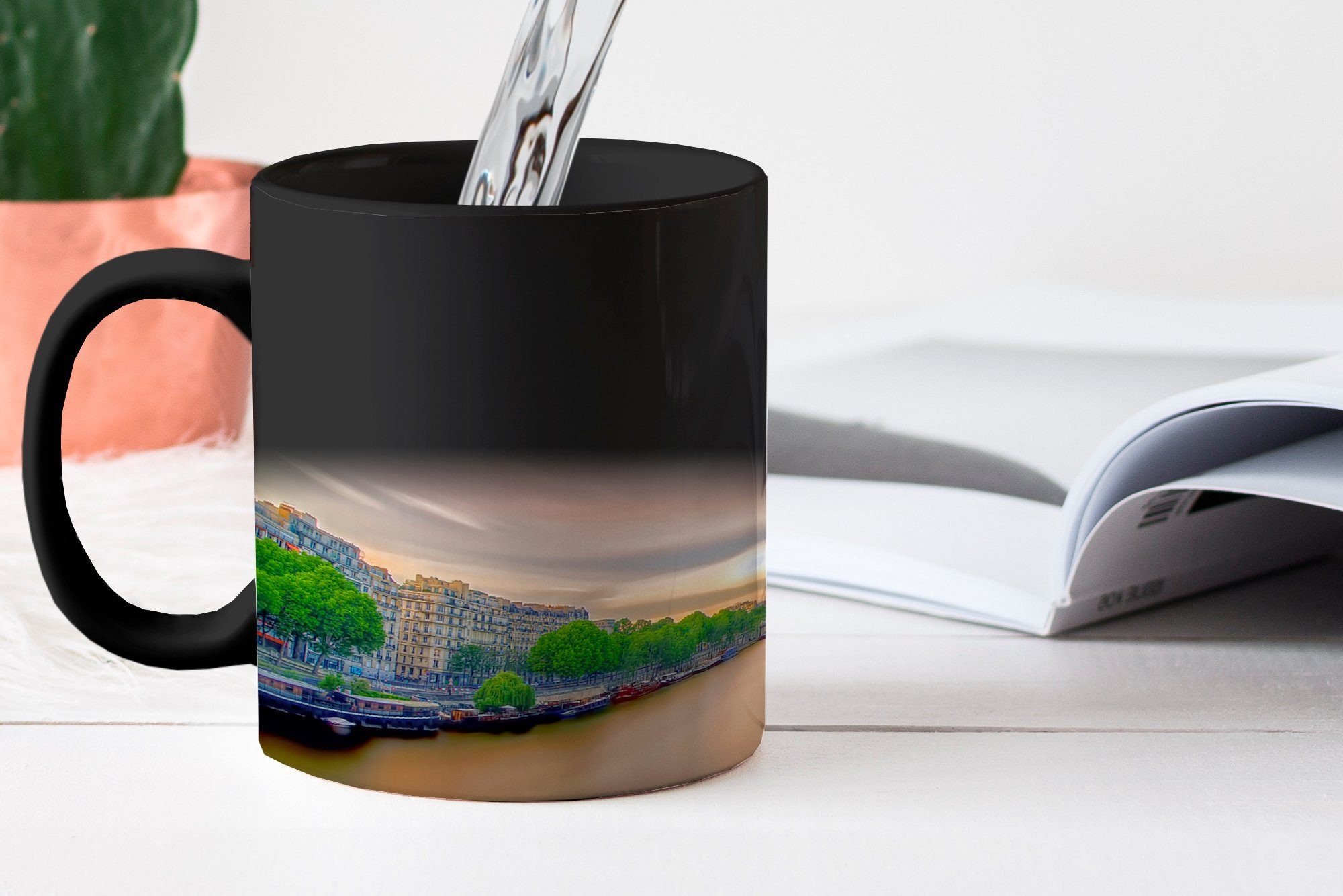 MuchoWow Tasse Farbenprächtige Geschenk Keramik, der und Wolken Kaffeetassen, Teetasse, Eiffelturm in Farbwechsel, Ferne, der Zaubertasse