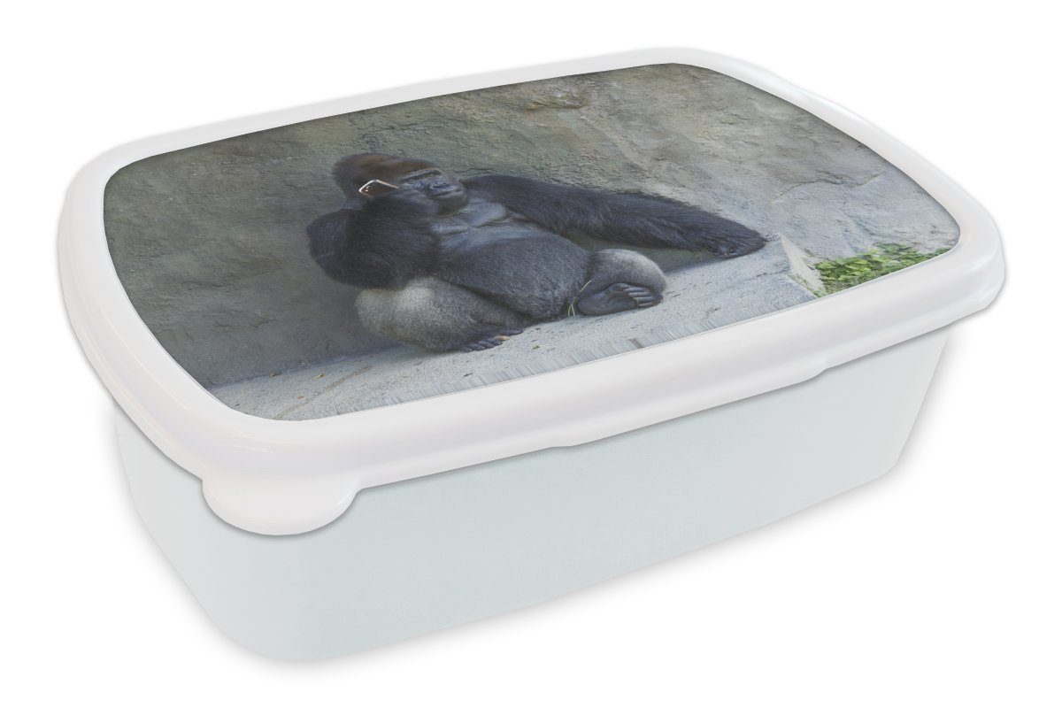 Gorilla einer Kunststoff, Brotbox Kinder Steinmauer, und (2-tlg), Brotdose, lehnt und Mädchen MuchoWow Lunchbox Jungs weiß Erwachsene, für Ein für riesiger an