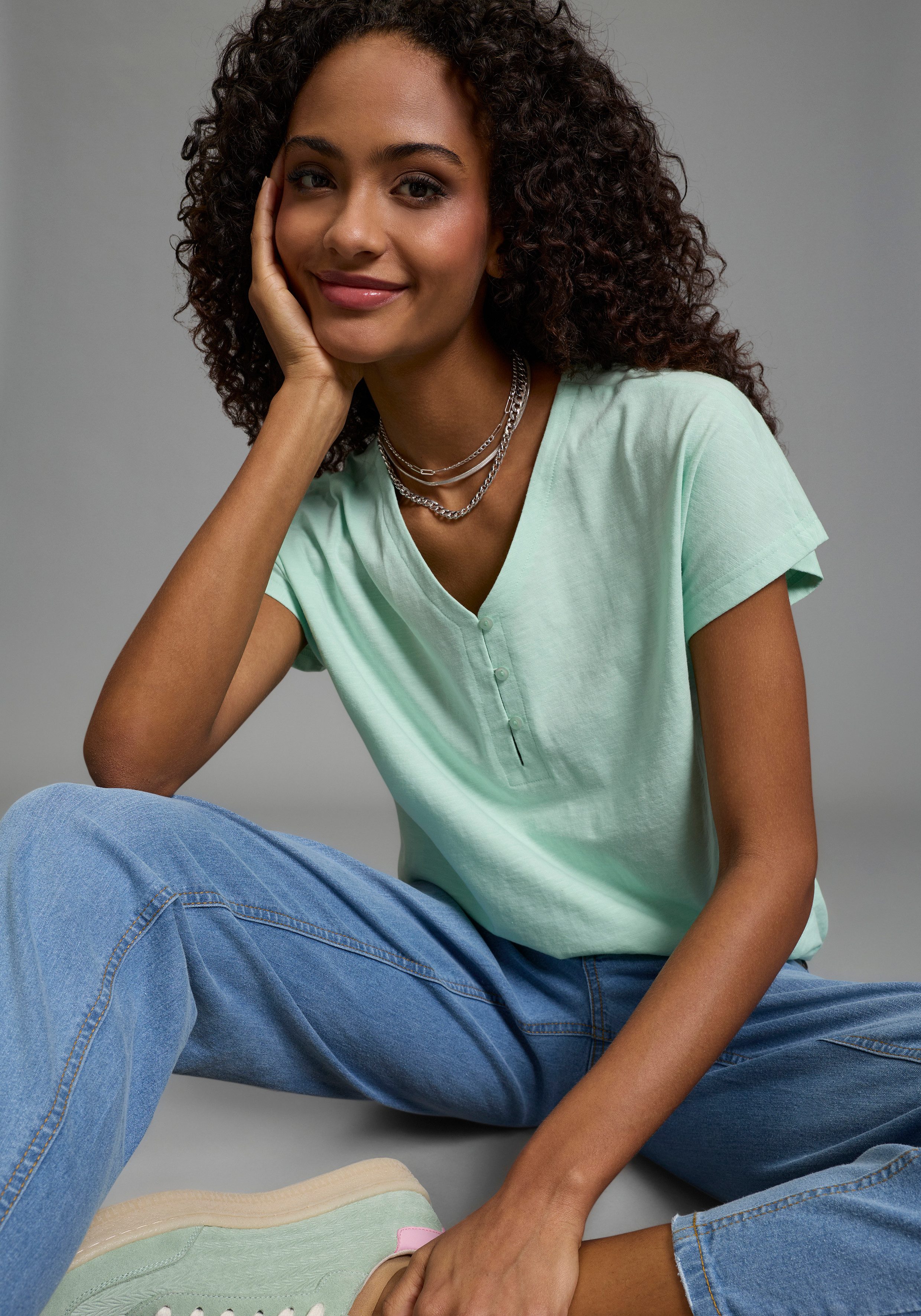 Flashlights V-Shirt V-Ausschnitt, mit Knopfleiste, figurumspielende Passform