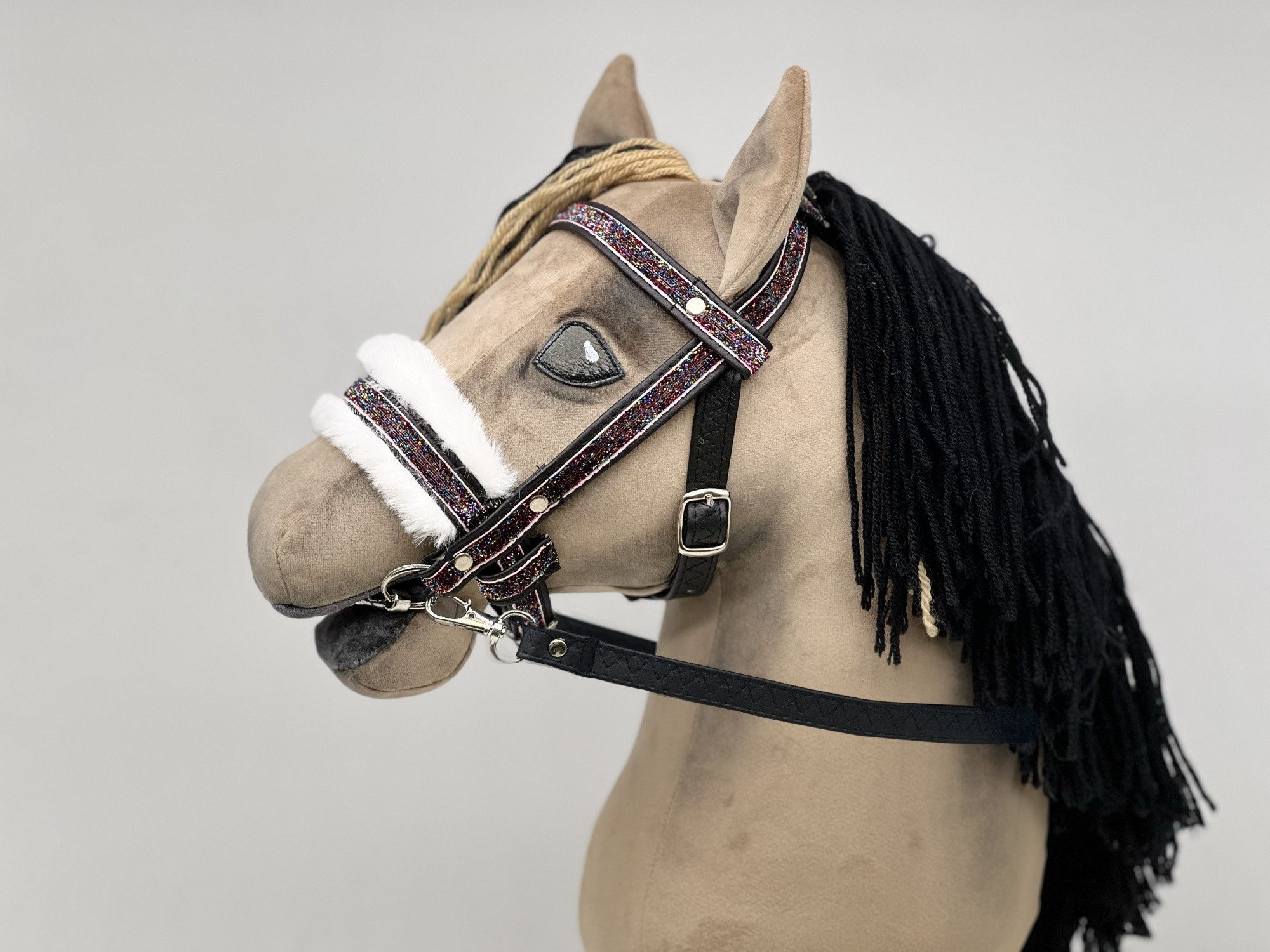 Pferdesport-Profi Hobby Horse Reithalfter Hophorse Trense mit Samtborte, Поводья, Nasenriemen (Fell)