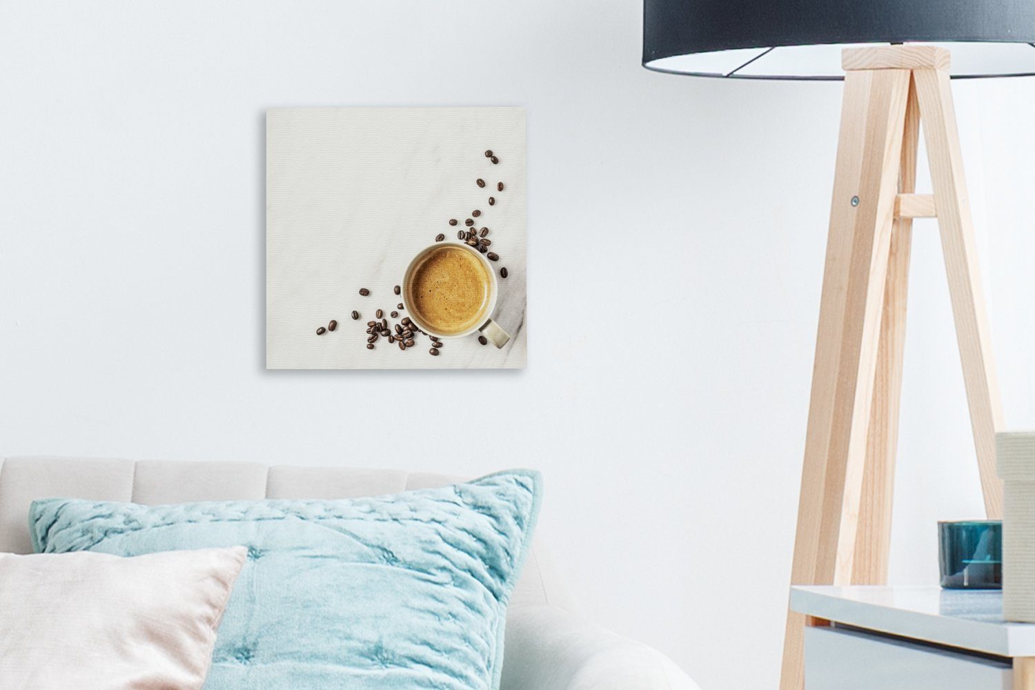OneMillionCanvasses® Leinwandbild Eine Tasse Kaffee weißem, und für St), Leinwand Schlafzimmer Wohnzimmer marmoriertem, Kaffeebohnen auf (1 Bilder