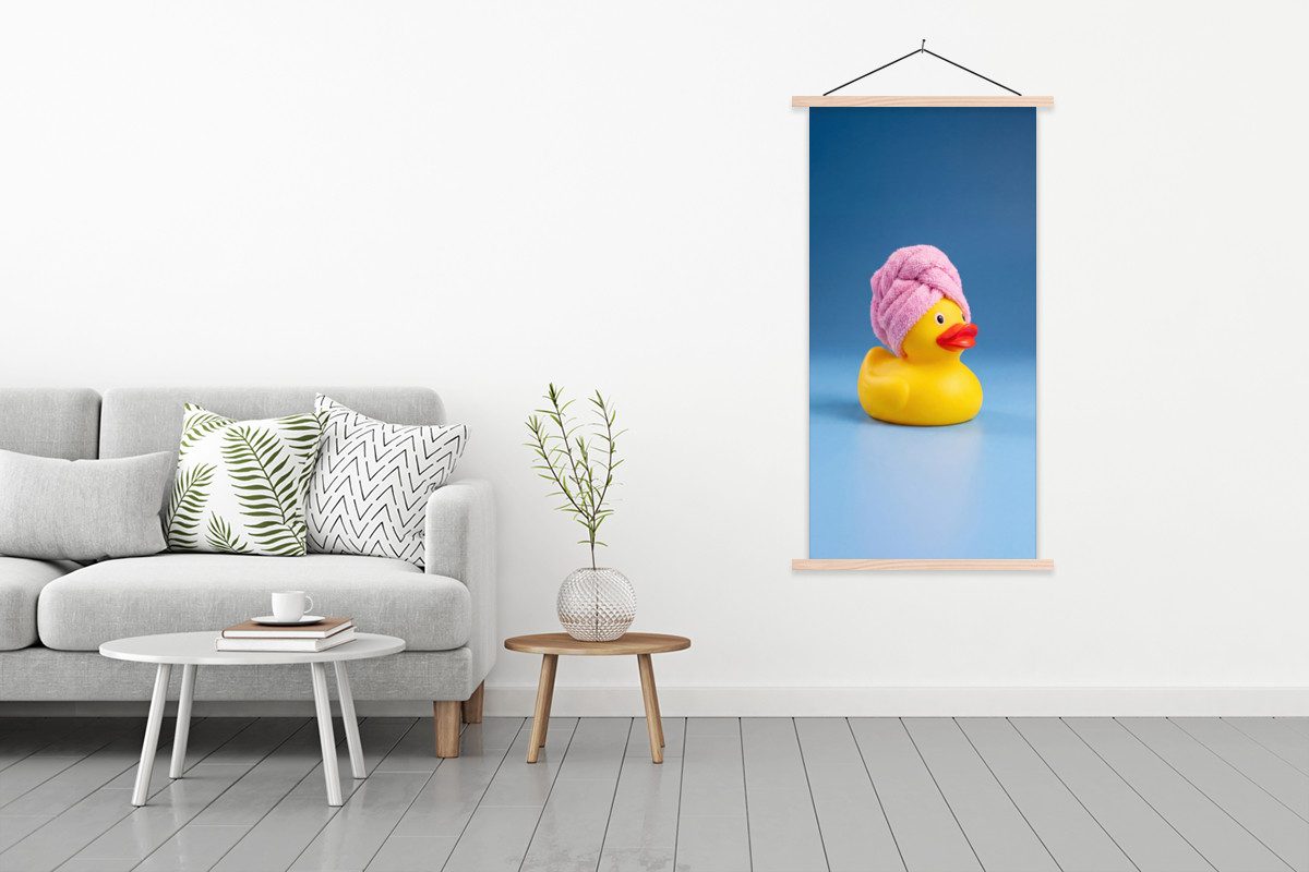 MuchoWow Poster Gummi-Ente - Handtuch - Blau, (1 St), Posterleiste, Textilposter für Wohnzimmer, Bilderleiste, 90x180 cm