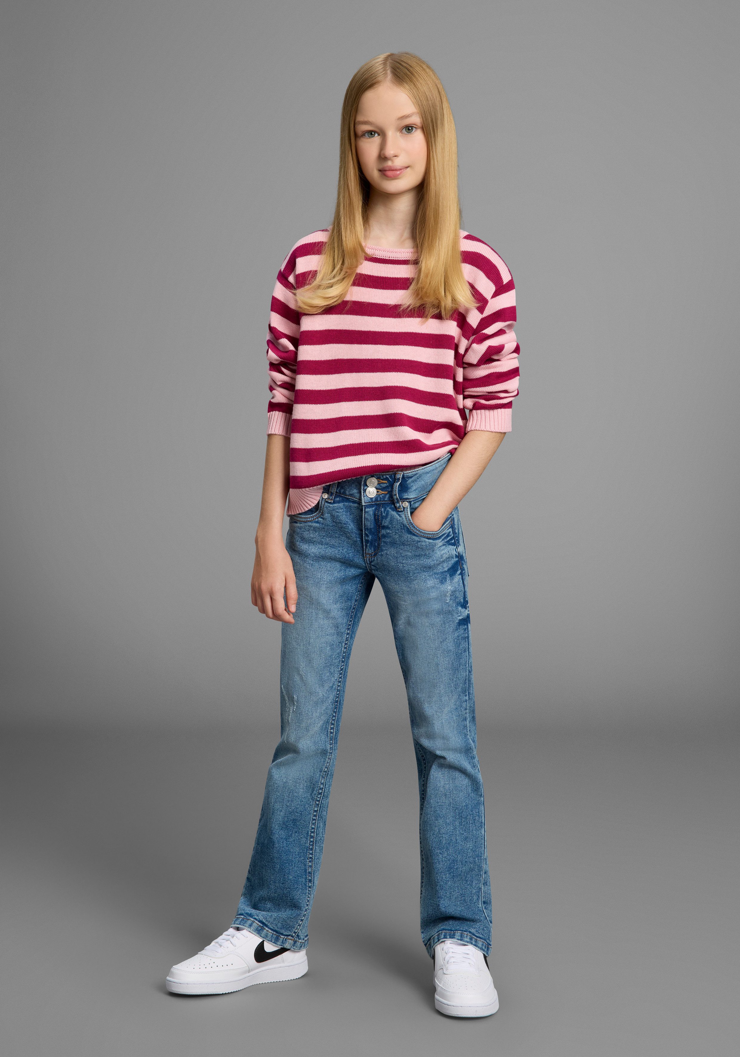 KangaROOS Bootcut-Jeans Stretchjeans von KangaROOS in Boot Cut Form, mit Po-Ziernähten Modische Jeans mit Ziernähten auf Po-Tasche, in authentischer Waschung