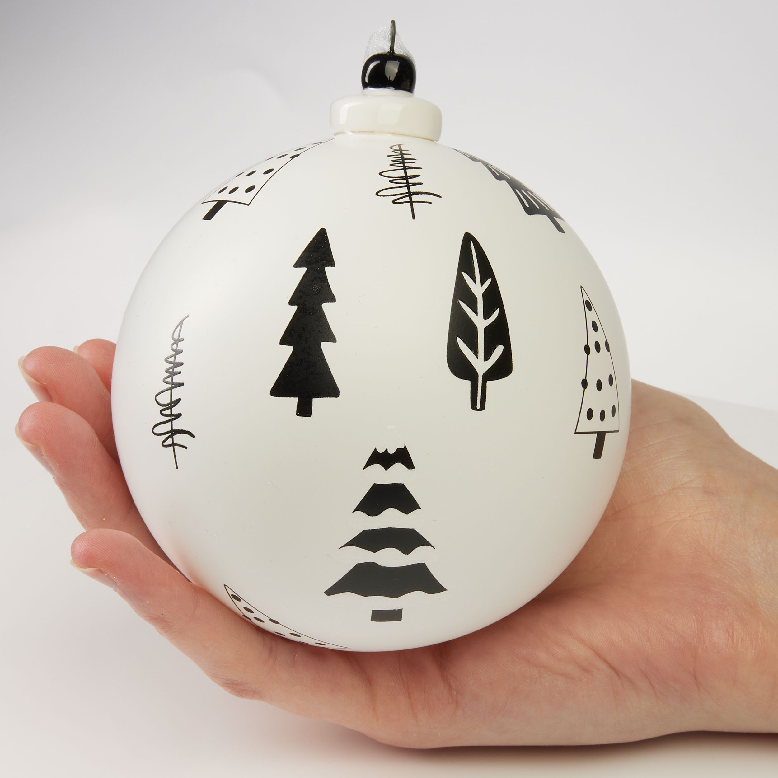 BRUBAKER Weihnachtsbaumkugel Premium Weihnachtskugel - oder (1 Handbemalt Schwarz Tannenbäumen - - Weiß St), 10 und Matt Baumkugel Glas cm Weihnachtsbaumkugel