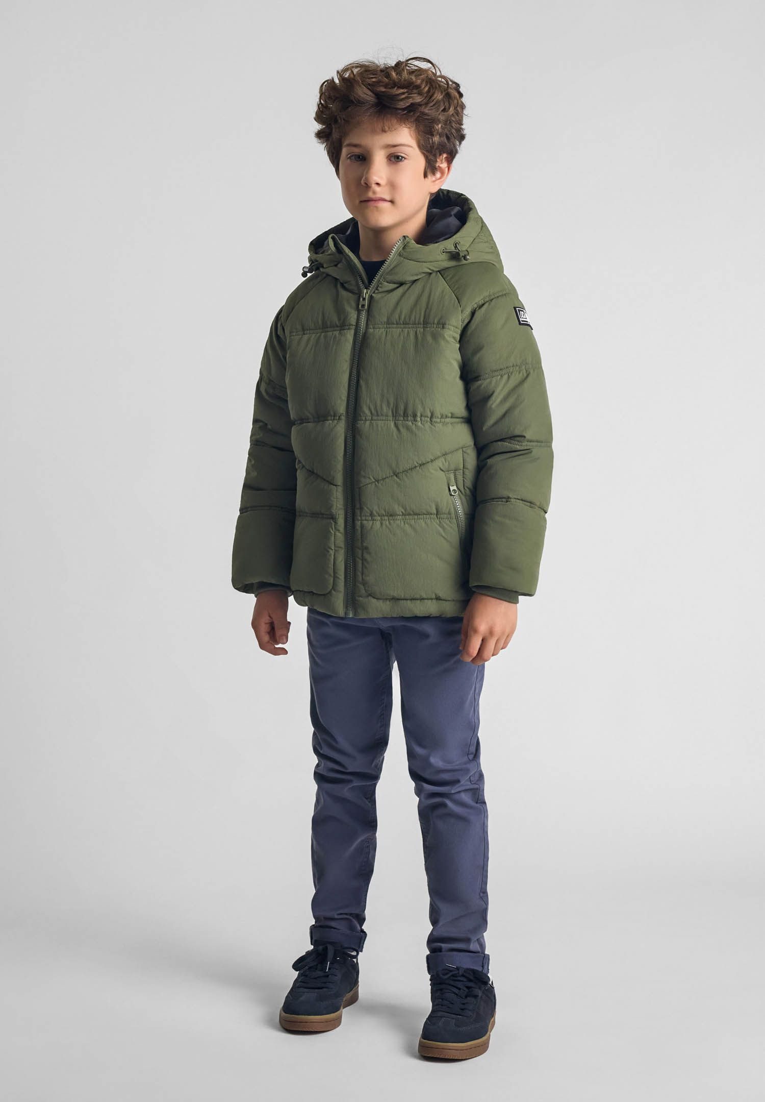 MINOTI Winterjacke Steppjacke mit Kapuze und Taschen mit Reißverschluss (2y-14y) trendiger Aufnäher am Ärmel