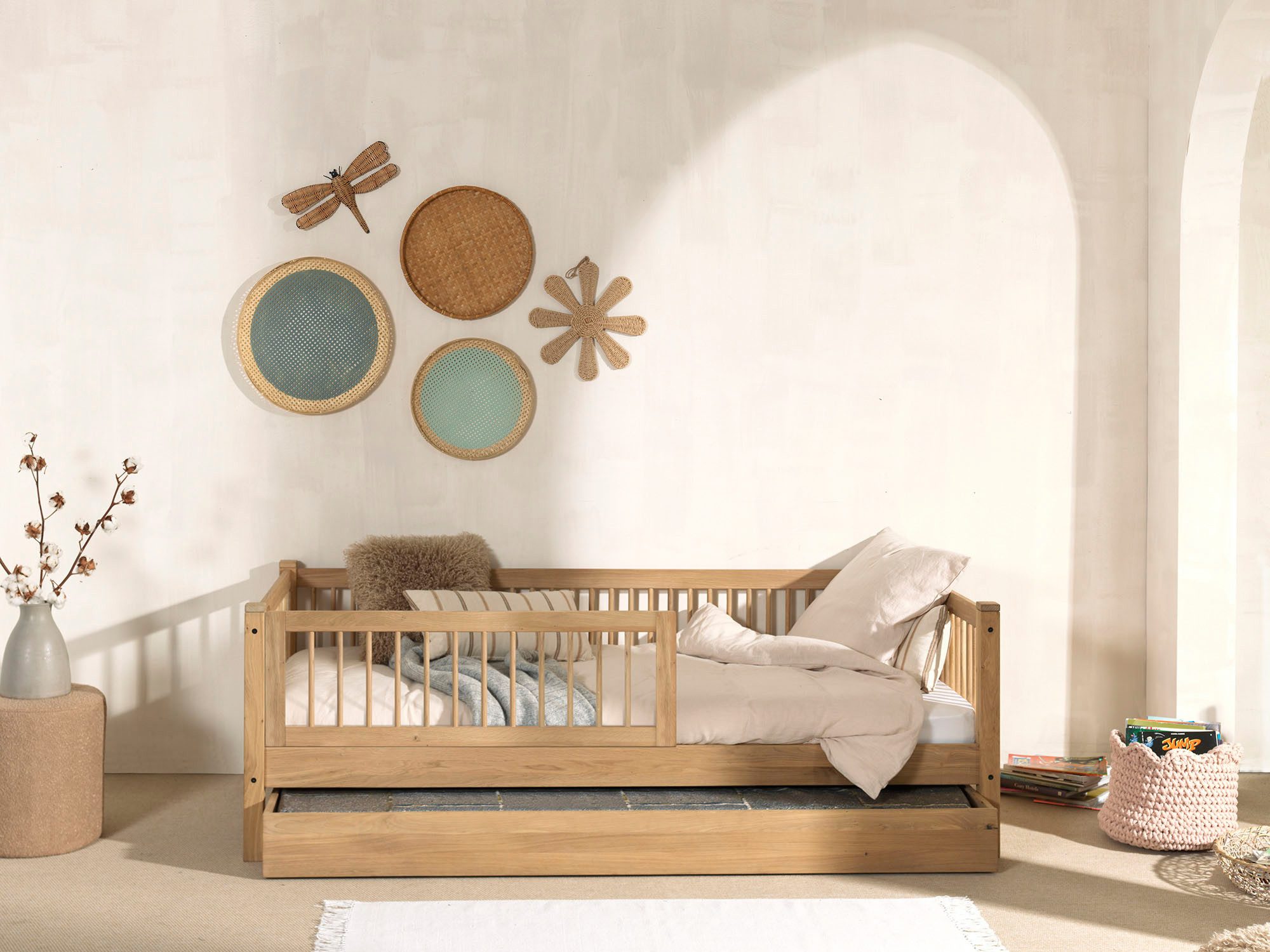 Home affaire Daybett Forrest 90/200 aus massiver Eiche, Oberfläche geölt, stabil gebaut, mit Sprossenumrandung, Rausfallschutz vorne, ohne o. mit Bettschublade