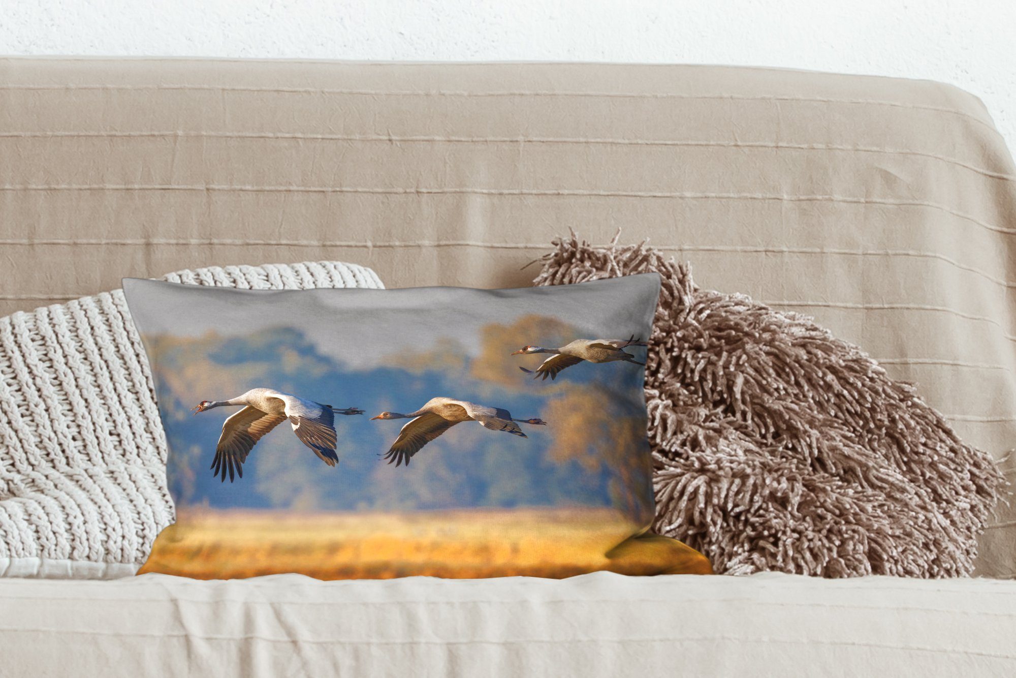 Hintergrund, einer MuchoWow Zierkissen, Kraniche Europäische Schlafzimmer Dekokissen im Füllung, mit hellen Dekokissen Landschaft mit Dekoration, Wohzimmer