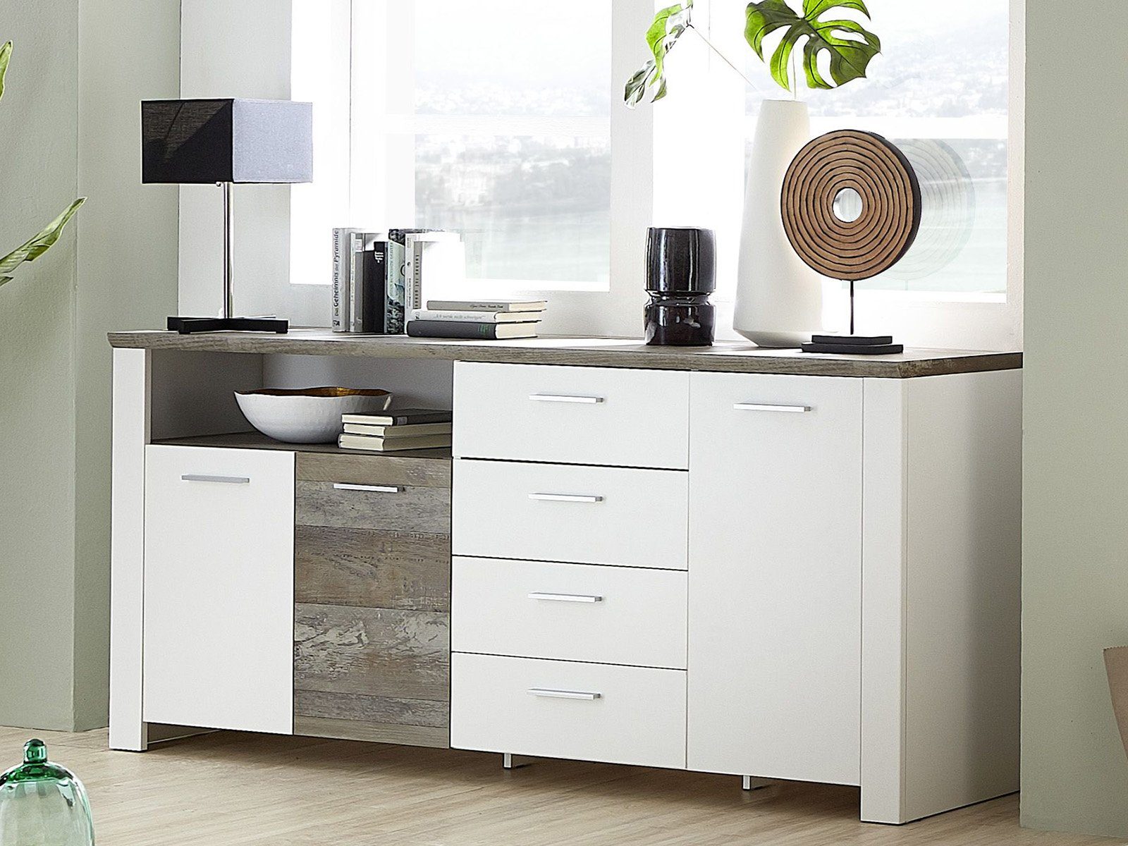 möbelando Sideboard Mila, Modernes Sideboard aus melaminharzbeschichteter Spanplatte in Weiß, Absetzungen in Driftwood Nachbildung mit 3 Holztüren, 4 Schubkästen, 3 Einlegeböden und 1 offenen Fach. Breite 179 cm, Höhe 87 cm, Tiefe 45 cm. € 389,95