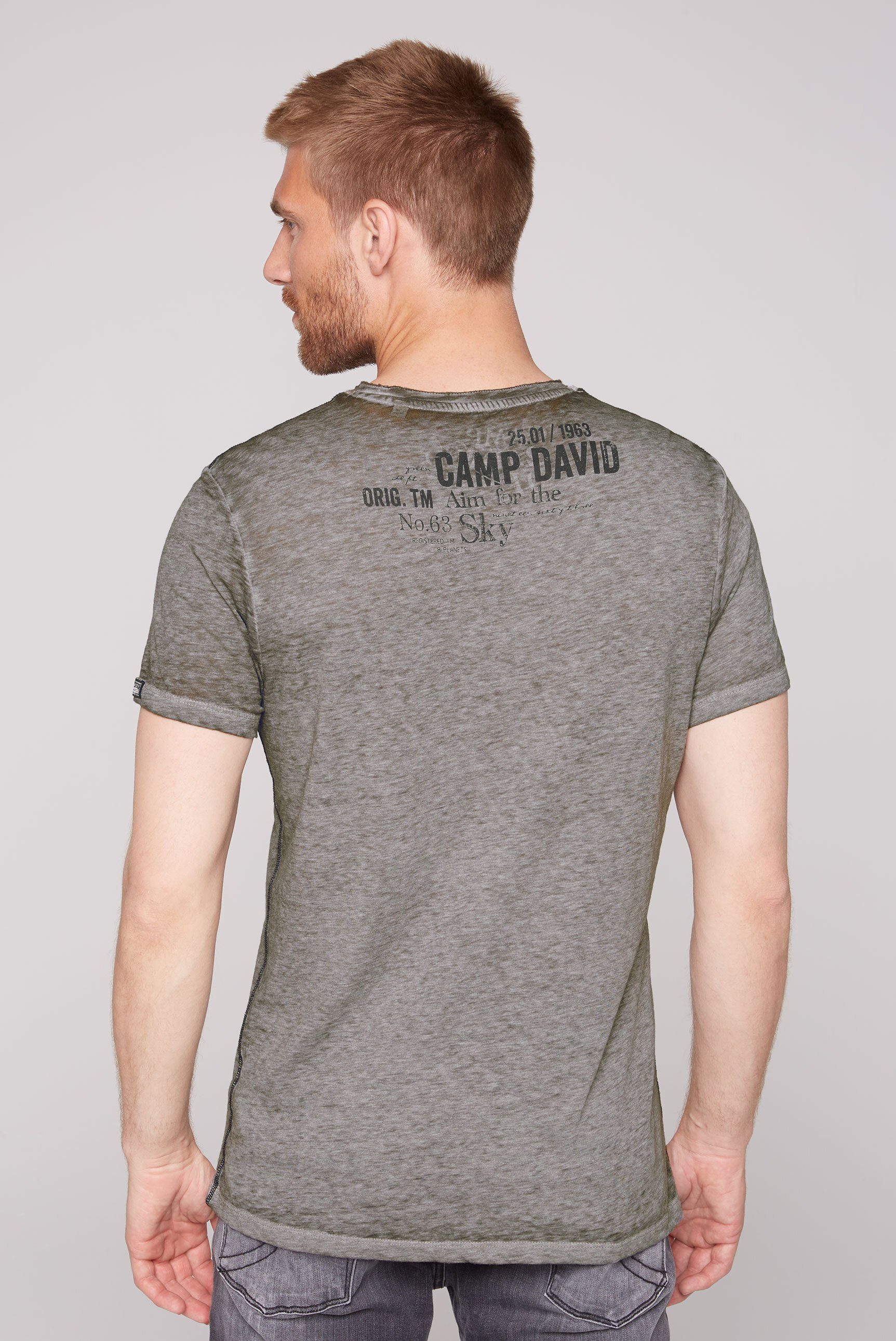 CAMP DAVID Rundhalsshirt am Kante mit Ausschnitt offener