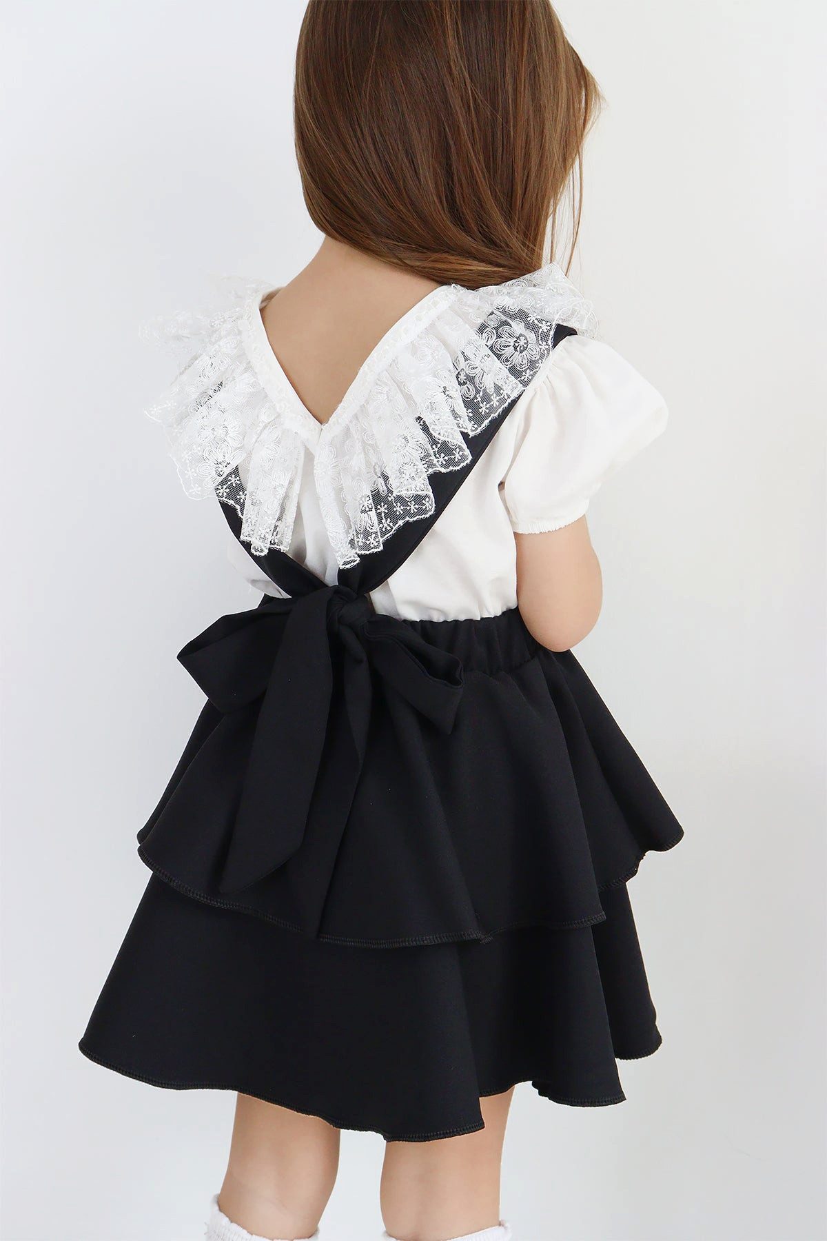 Parla Kids Shirt & Rock Schwarzes Kleid mit Trägern, kurzarm Shirt mit Spitzendetails im Set