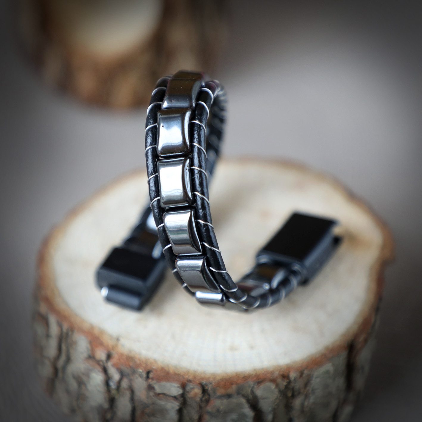 NAHLE Lederarmband Lederarmband Hämatit Armband (1-tlg), aus Echtleder, mit Magnetverschluss für ein sicheres verschließen