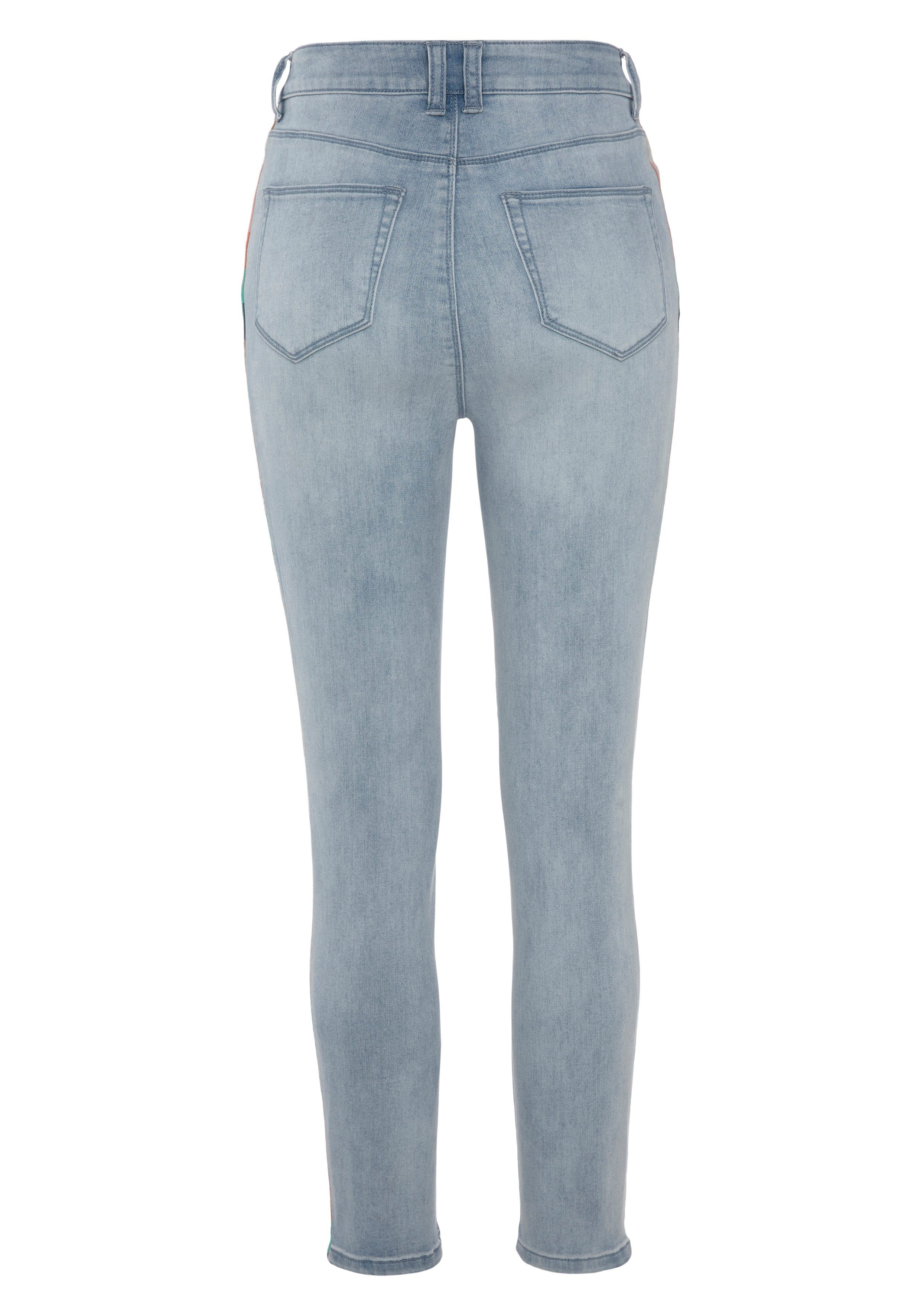 LASCANA light seitlicher blue High-waist-Jeans washed mit Stickerei