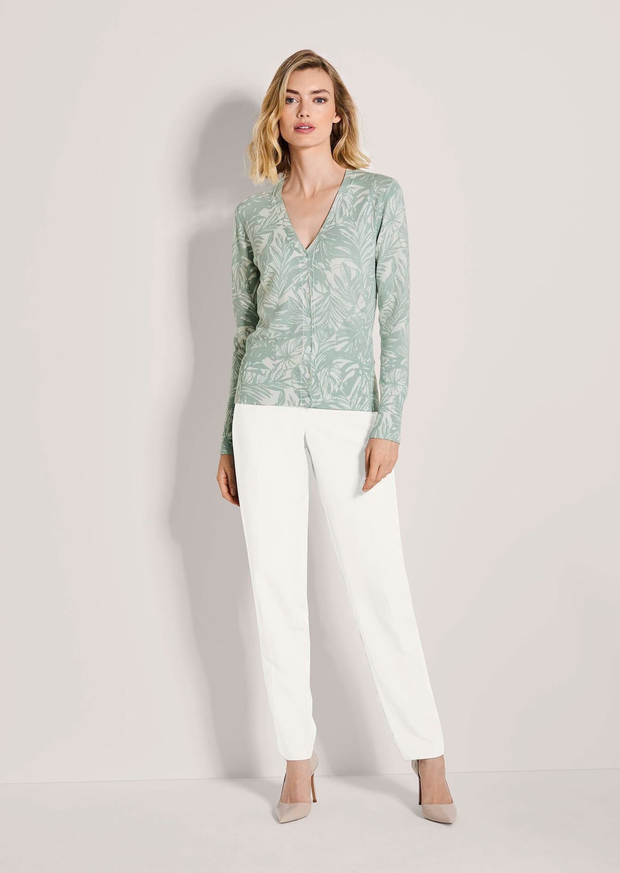 MADELEINE Strickjacke Elegante Feinstrickjacke mit Print, V-Ausschnitt Sommerliche Viskose-Jacke mit zartem Allover-Print, Knopfleiste