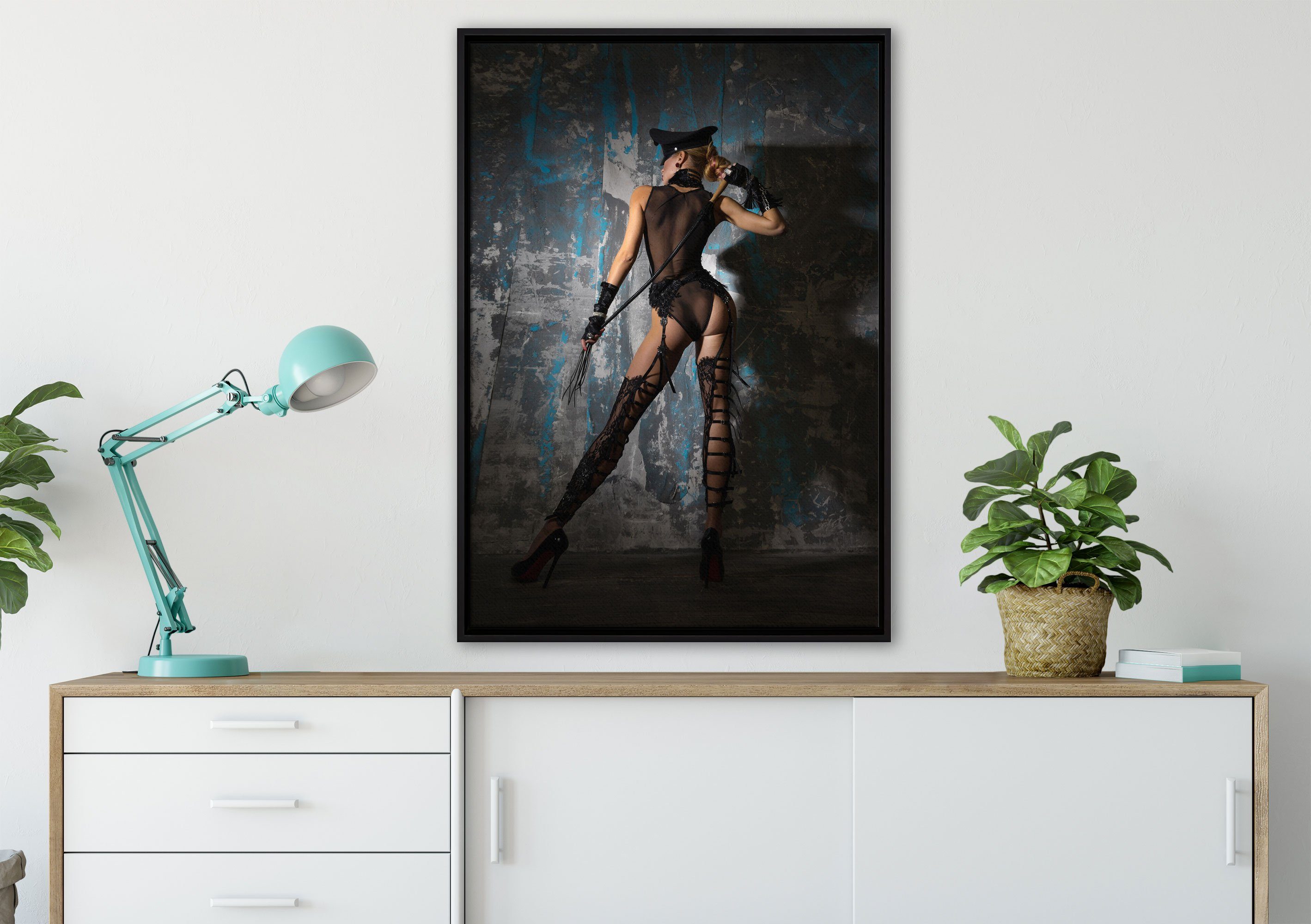 Pixxprint Leinwandbild Frau im Dessou mit einer Peitsche, Wanddekoration (1 St), Leinwandbild fertig bespannt, in einem Schattenfugen-Bilderrahmen gefasst, inkl. Zackenaufhänger