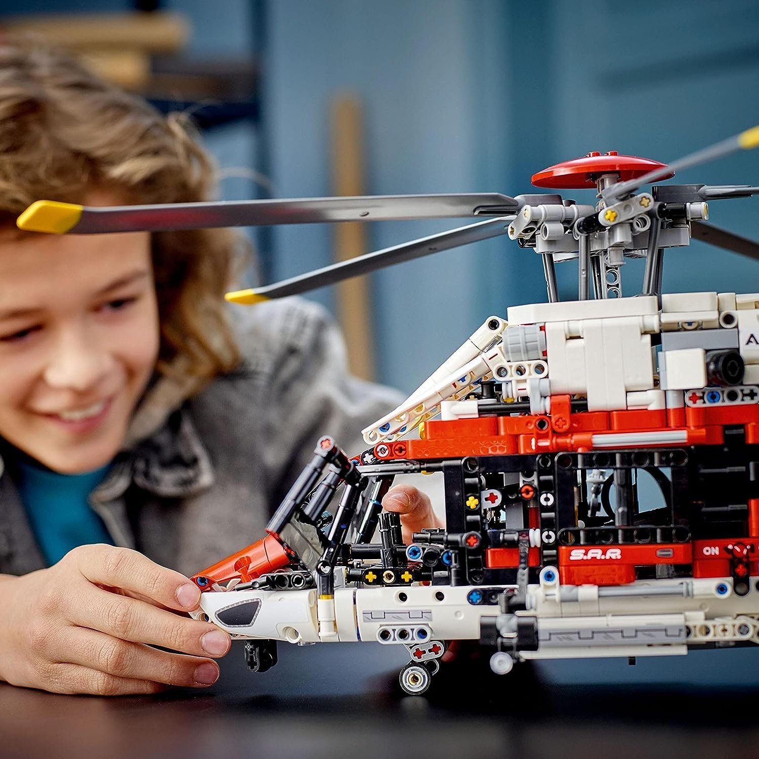 LEGO® Technic - Airbus H175 Rettungshubschrauber (42145) Konstruktions-Spielset, (2001 St)